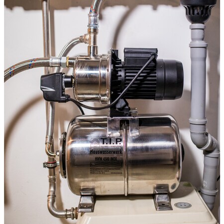 Wasserdruckmesser in der Pumpstation eines Brunnenes Von einem