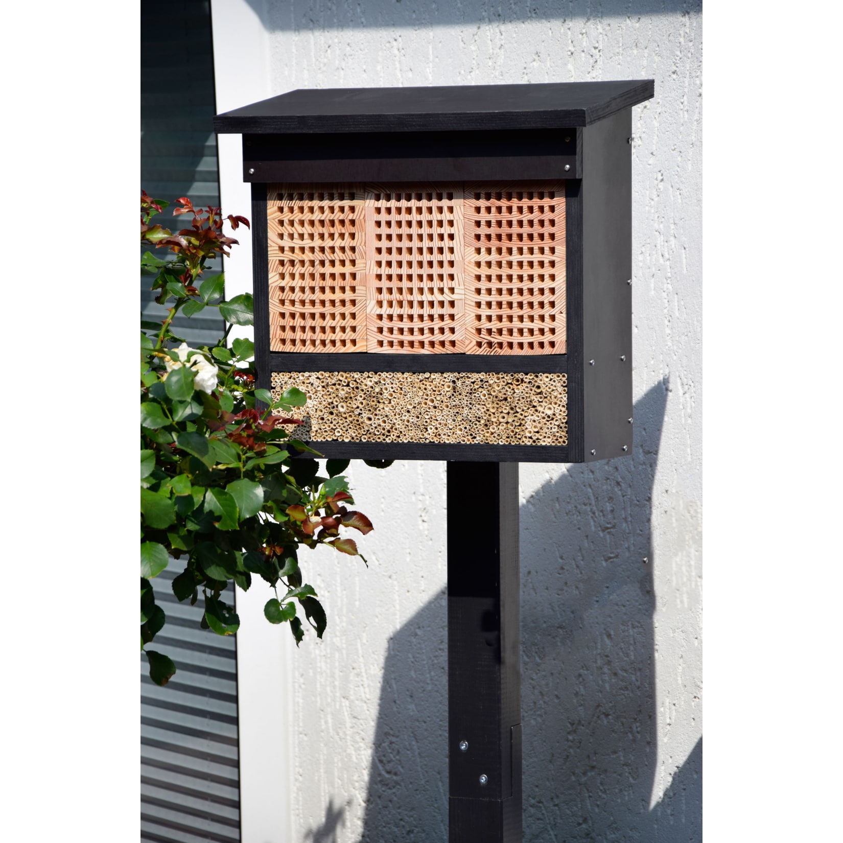 Dobar Profi-Insektenhotel, inkl. Pfahlst&auml;nder und 3 L&auml;rche-Nistbl&ouml;cken - Bild 1