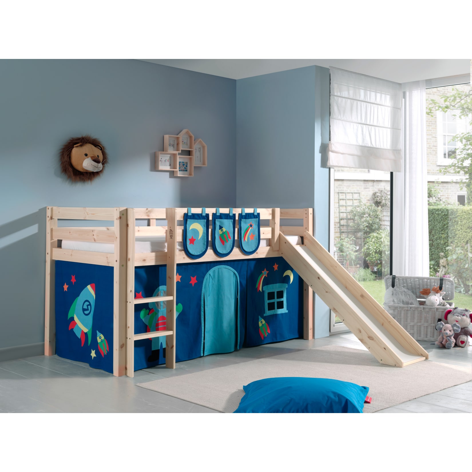 Vipack Spielbett Pino inkl. Rutsche, Kiefer massiv natur mit Vorhang und 3 Taschen - Dessin Astro