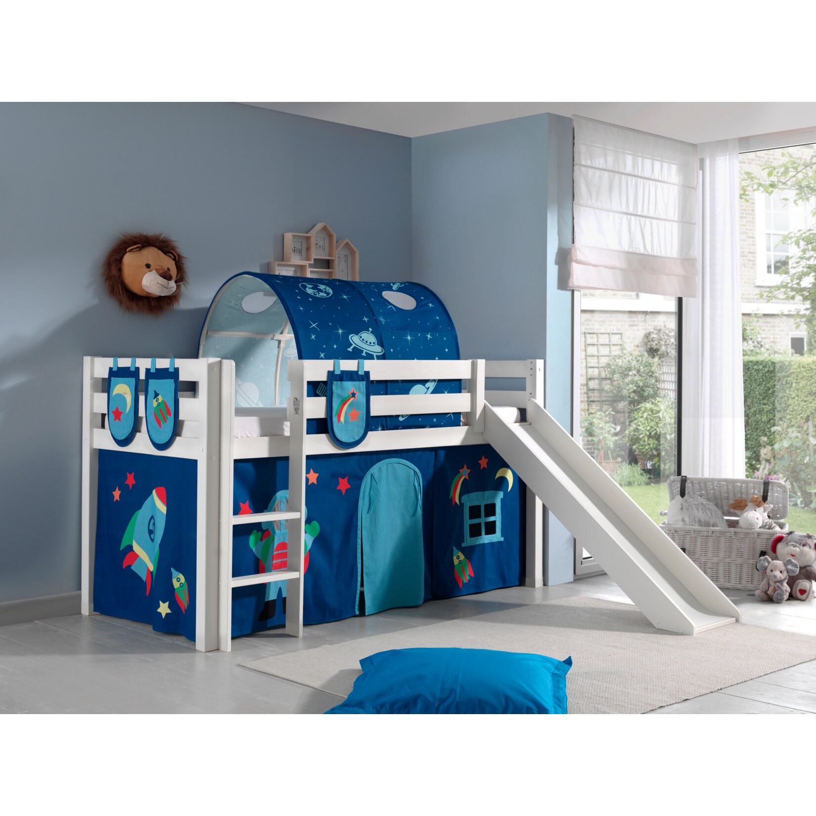 Vipack Spielbett Pino inkl. Rutsche, Kiefer massiv weiß mit Vorhang, Tunnel und 3 Taschen – Dessin Astro | 05420070228077