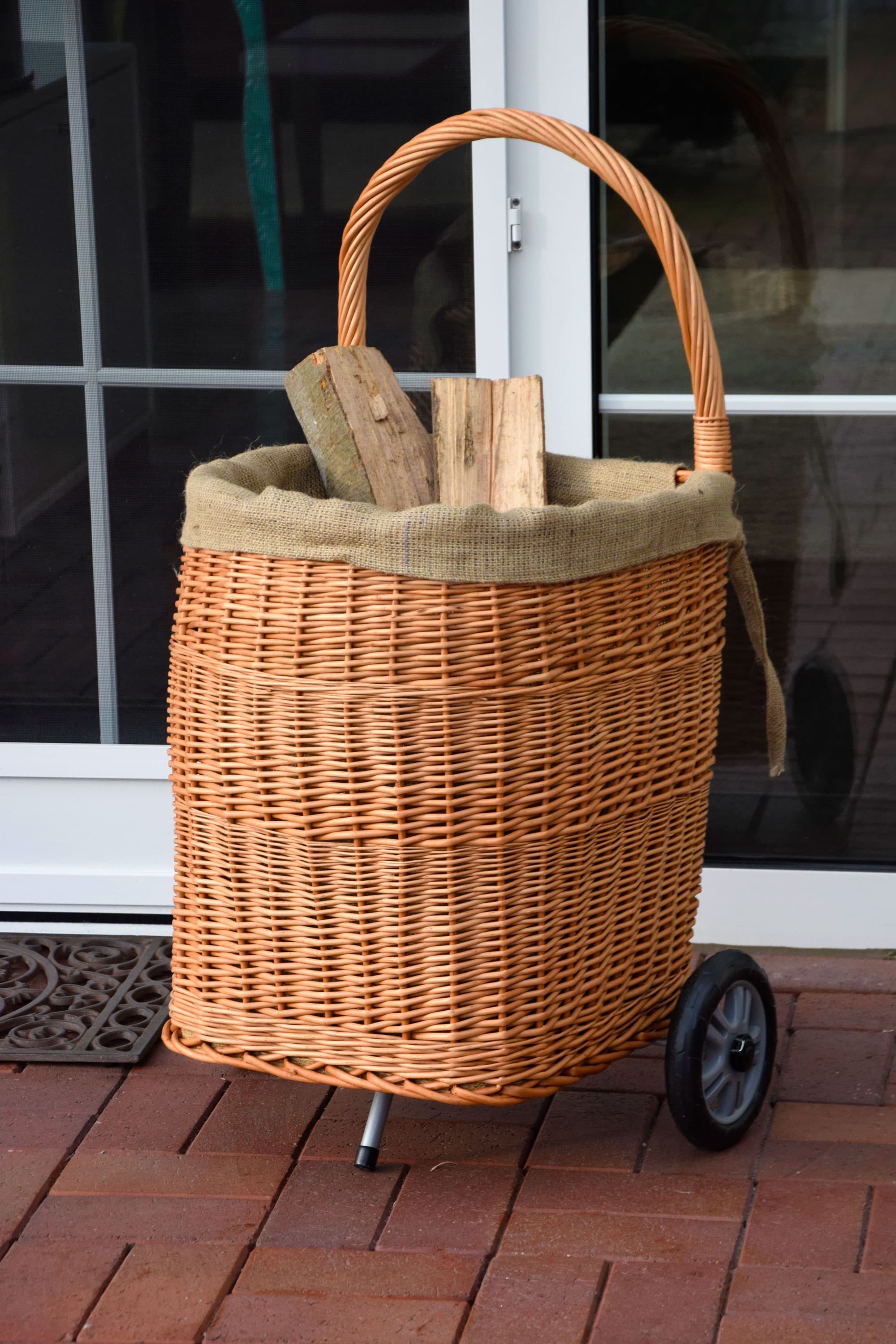 Dobar Praktischer Kaminholzwagen aus gesch&auml;lter Weide mit stabilen Kunststoffr&auml;dern, ca. 44 x 40 x 93 cm - Bild 1