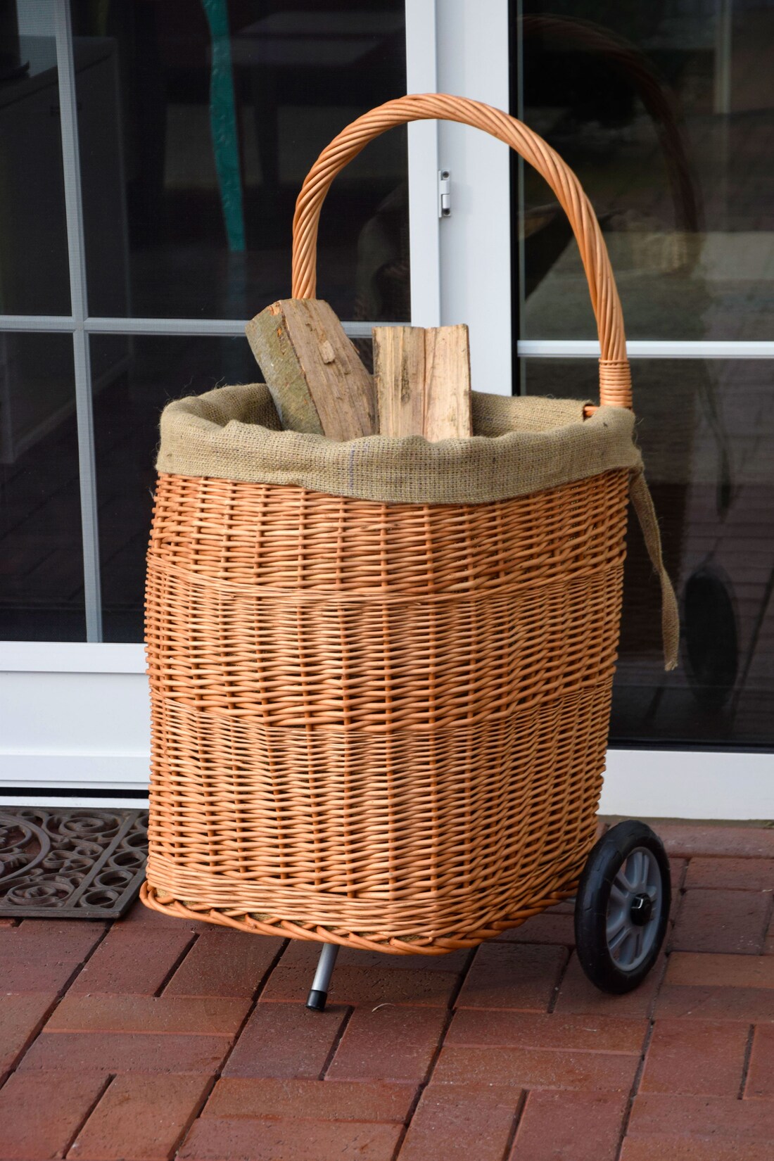 Dobar Praktischer Kaminholzwagen aus geschälter Weide mit stabilen Kunststoffrädern, ca. 44 x 40 x 93 cm