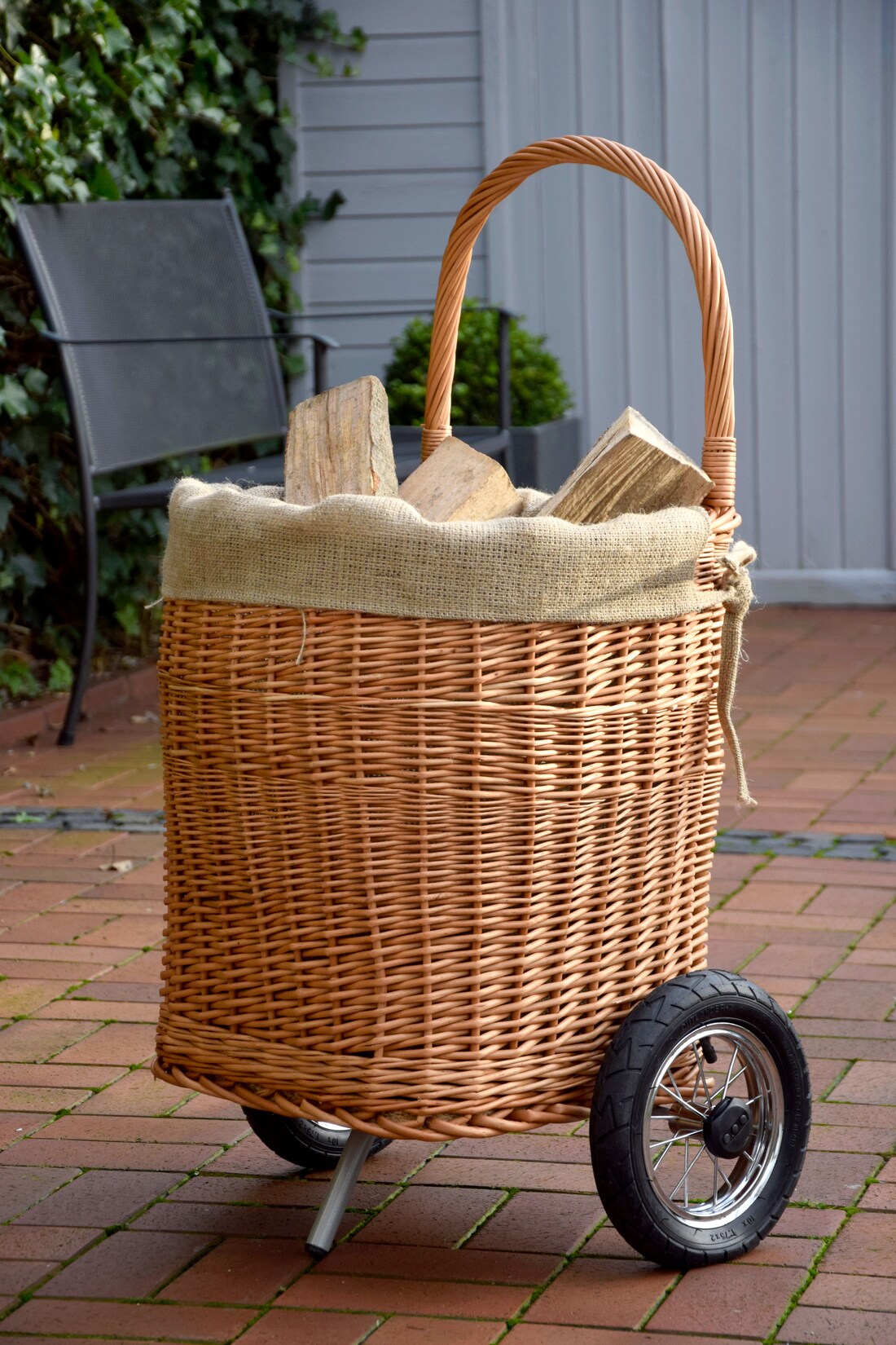 Dobar Praktischer Kaminholzwagen aus geschälter Weide mit stabilen Metallrädern mit Reifen, ca. 44 x 40 x 93 cm