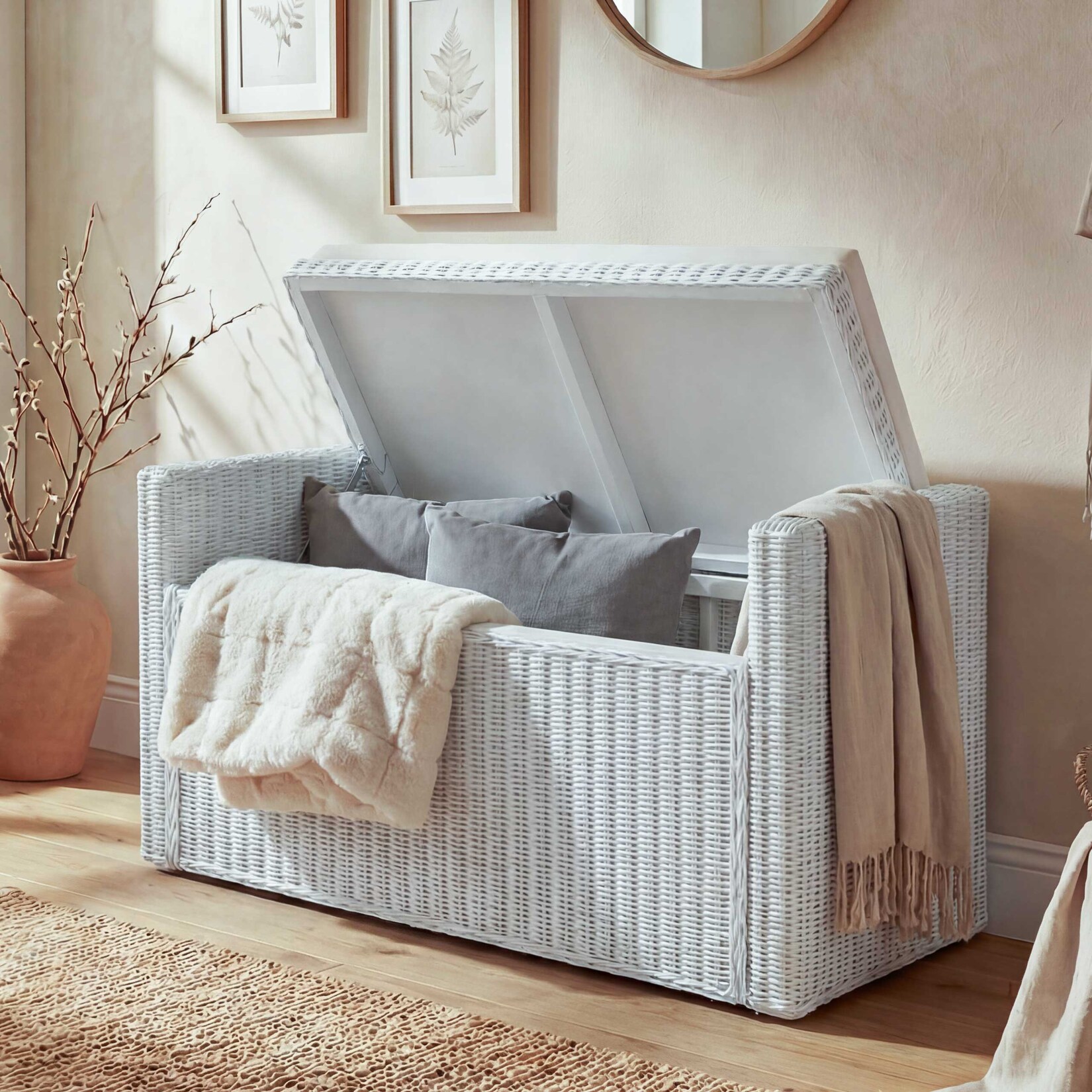 Aufbewahrungstruhe Genua, Truhe Sitzbank Garderobenbank, Kissen Kubu Rattan 88cm ~ weiß