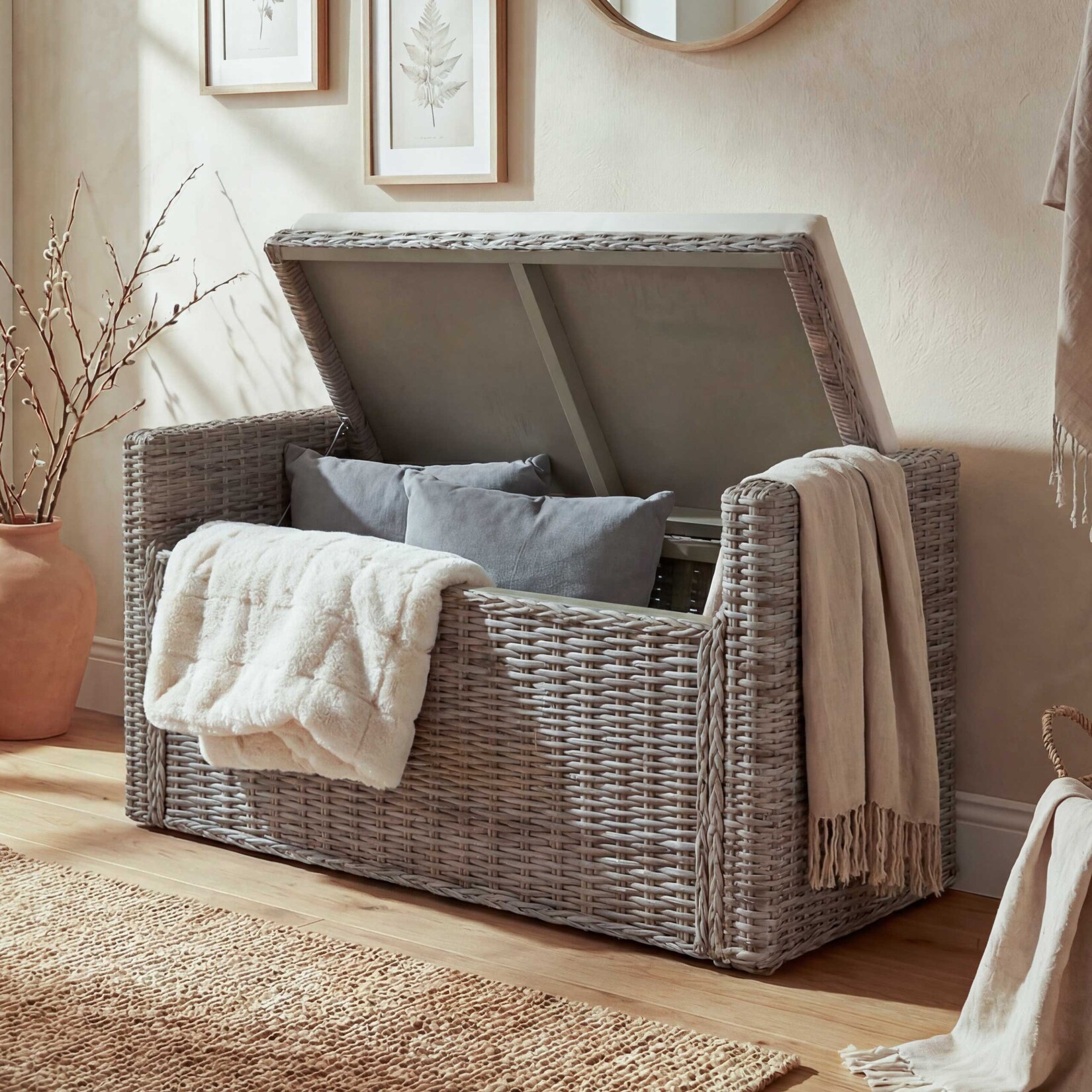 Aufbewahrungstruhe Genua, Truhe Sitzbank Garderobenbank, Kissen Kubu Rattan 88cm ~ grau-braun