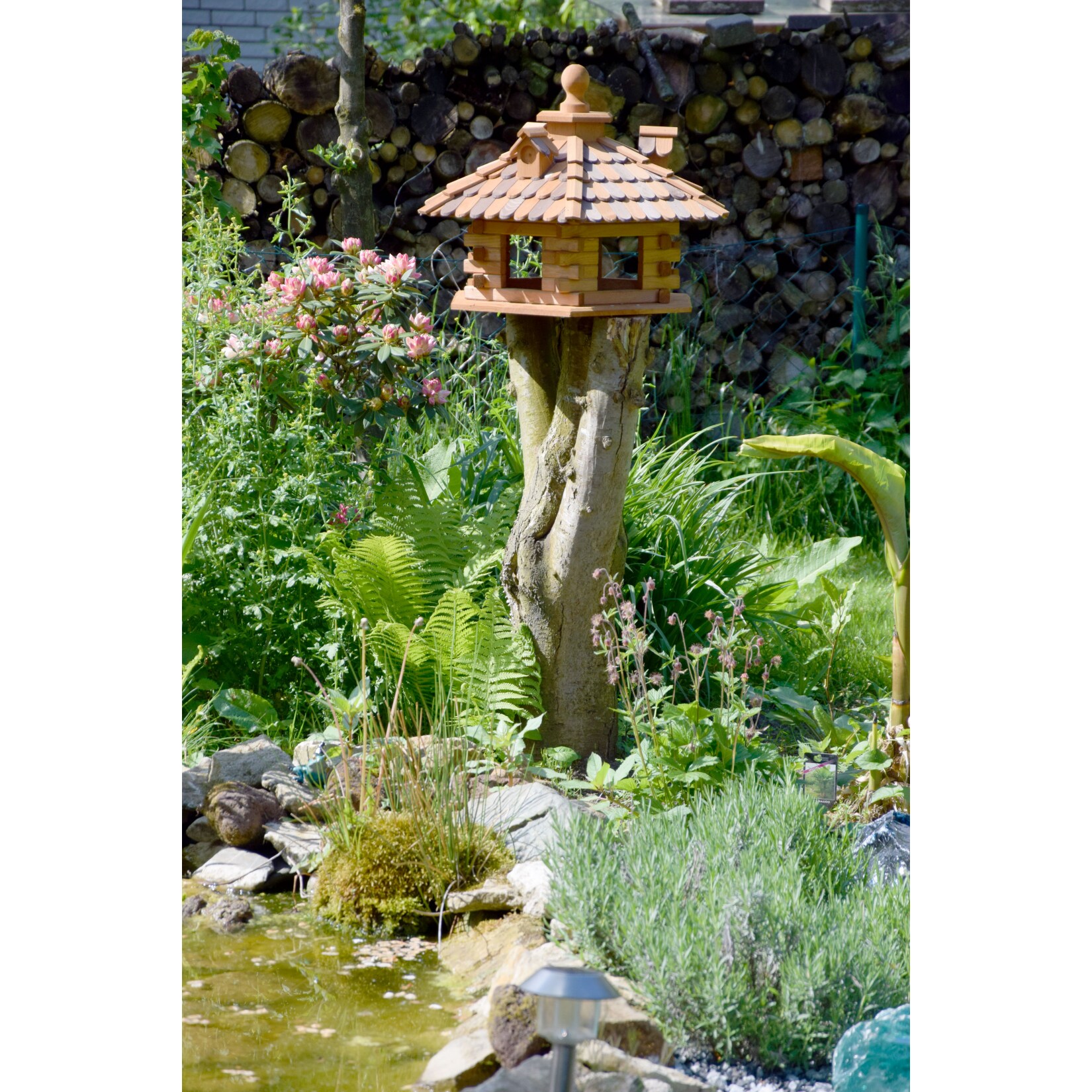 Dobar Rustikales XXL-Vogelfutterhaus im Blockhaus-Stil mit dekorativem Holzschindeldach, Vogelhaus mit 6 Einfluglöchern | 04055894453100