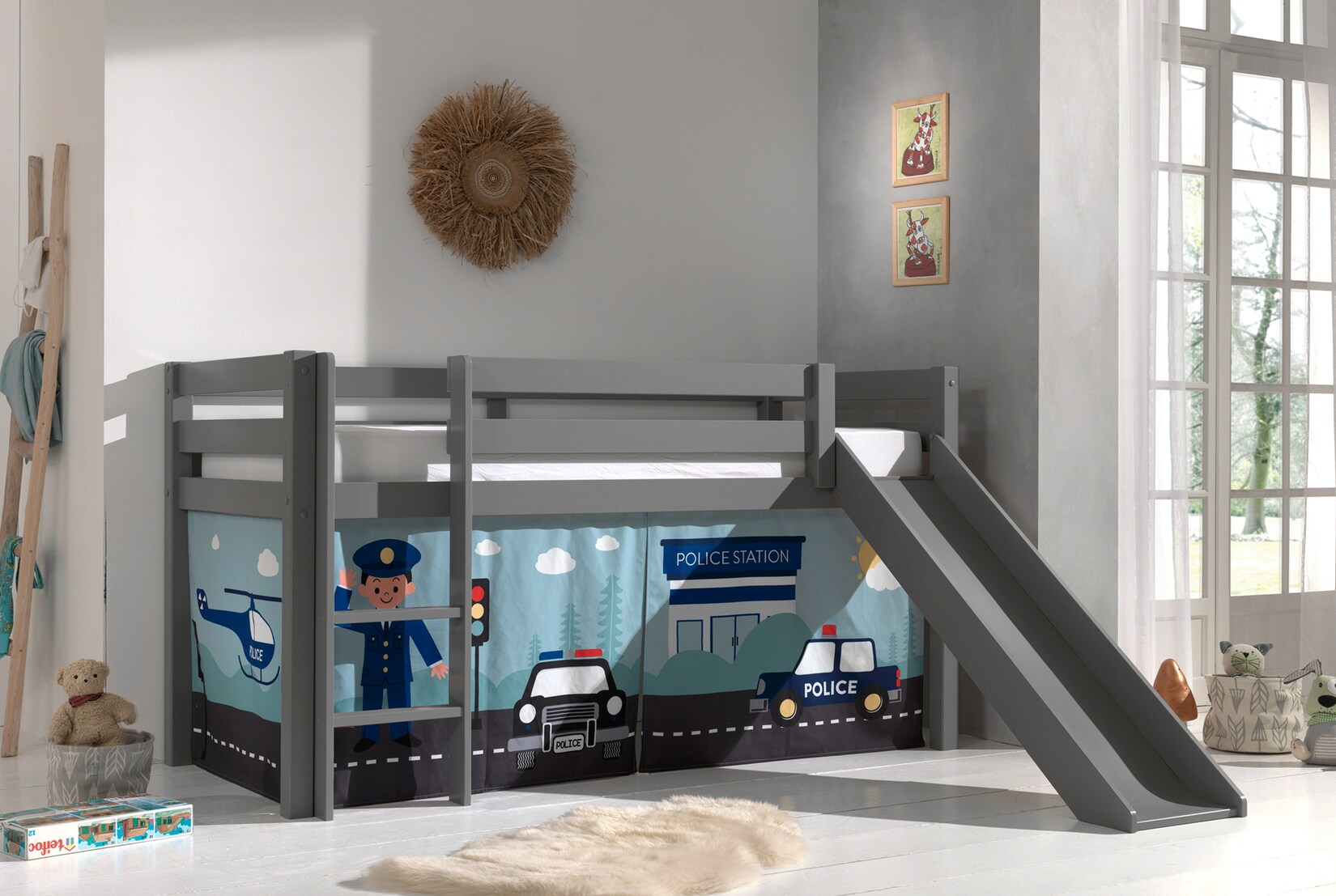 Halbhohes Bett PINO, mit Rutsche und Textilset "Police", Ausf. Kiefer massiv versch. Farben