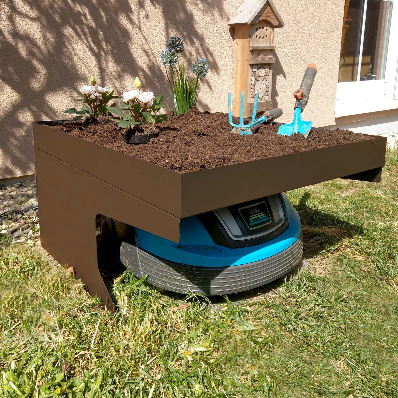 Mähroboter-Garage mit Pflanzkasten MCW-G60, Dach Unterstand für Rasenmäher, Metall 37x60x70cm ~ braun