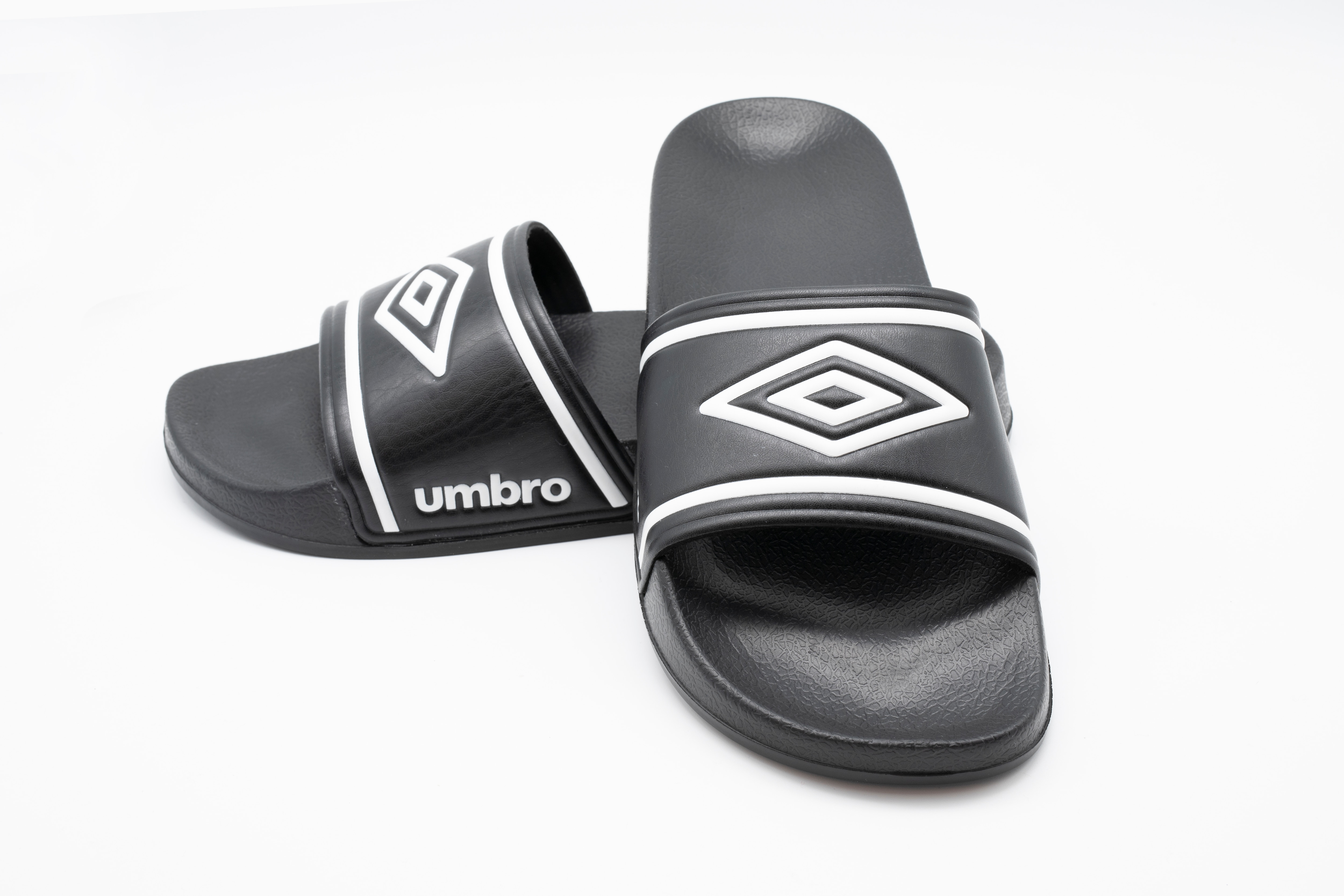Umbro Badepantoletten schwarz/wei&szlig; Gr. 38-39 - versch. Gr&ouml;&szlig;en - Bild 1