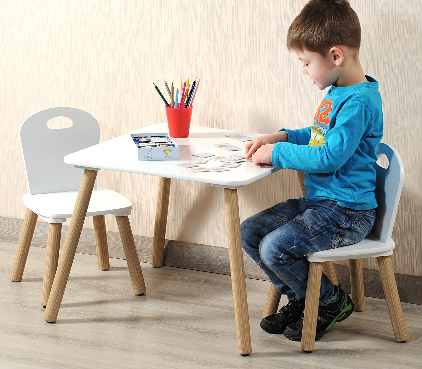 1 Kindertisch mit 2 Stühlen, FSC, Farbe: weiß