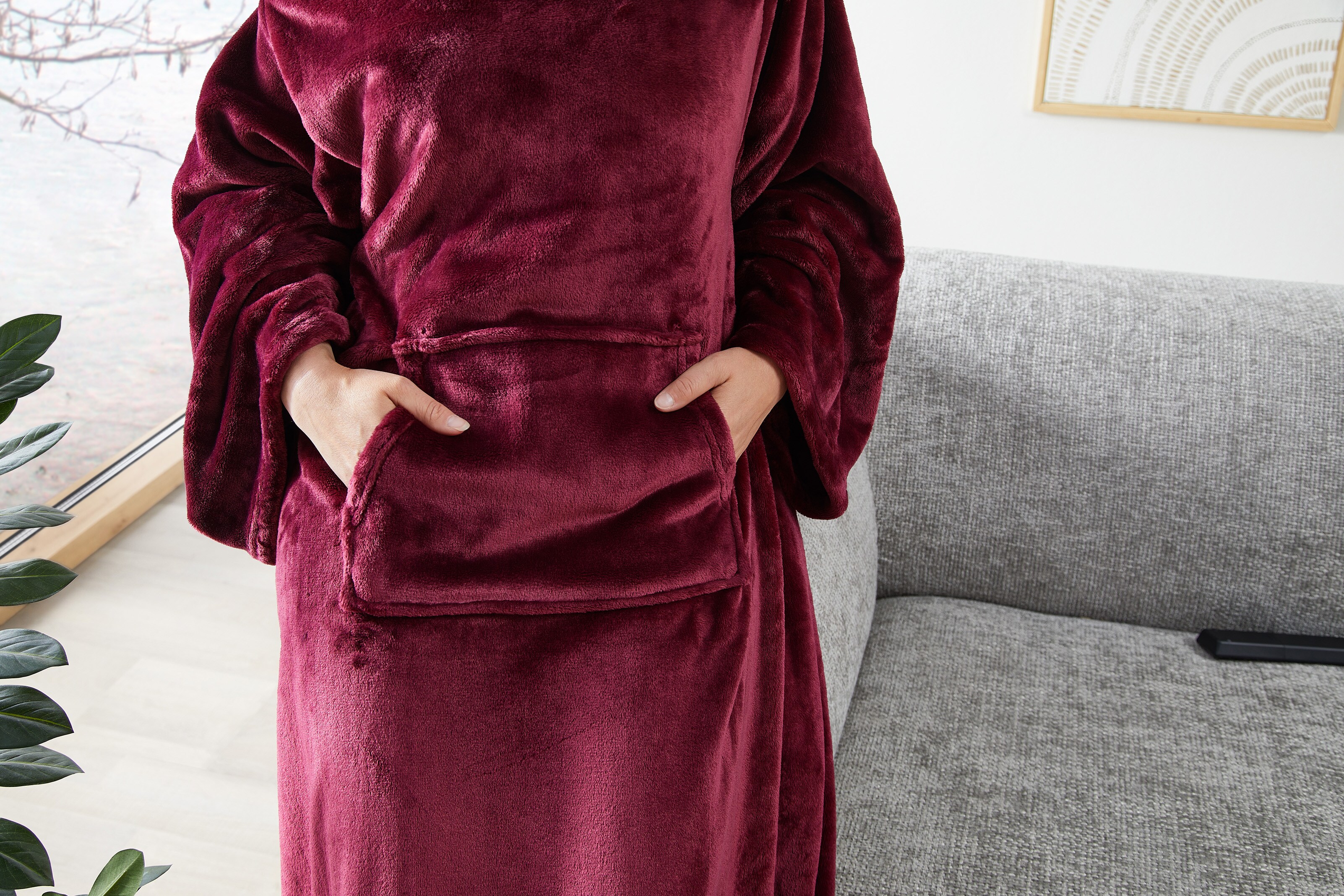 Dekor Kuscheldecke mit &Auml;rmeln 145x195 cm - versch. Ausf&uuml;hrungen - uni beere - Bild 1