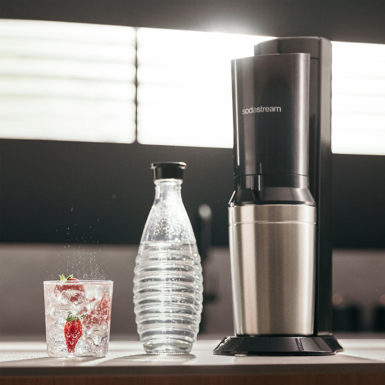 CRYSTAL 3.0 Wassersprudler titan, Bundle inkl. 3x Glasflasche, 1x Sodastream Maracuja ohne Zucker Sirup, 1x Pepsi Zero Zucker Sirup, 1x Quick-Connect Zylinder online kaufen bei Netto