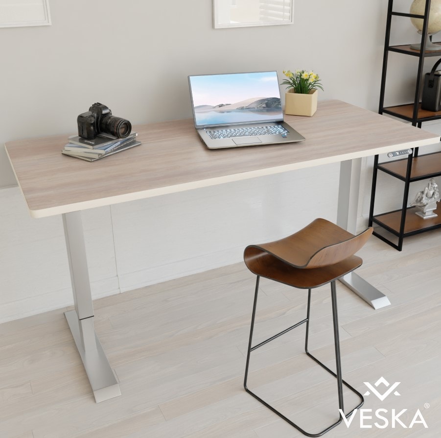 VESKA H&ouml;henverstellbarer Schreibtisch (140 x 70 cm) - Sitz- & Stehpult - B&uuml;rotisch Elektrisch H&ouml;henverstellbar mit Touchscreen & Stahlf&uuml;&szlig;en - Silber/Eiche - Bild 1