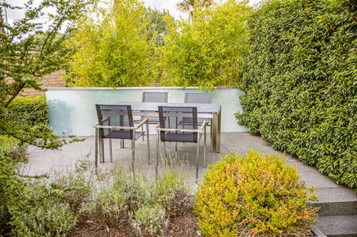 greemotion 5-teiliges Gartenm&ouml;bel-Set Boston &ndash; 1 Tisch (160 x 74 x 90 cm) und 4 Stapelsessel, Edelstahlgestell, Textilene-Sitz, Teakholz-Armlehnen, pflegeleicht, f&uuml;r 4 Personen, stapelbar, wetterfest. - Bild 1