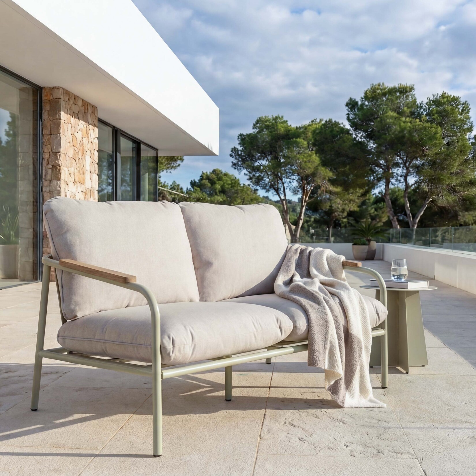 Aluminium-Gartenbank MCW-O11, Outdoor 2-Sitzer Sitzbank Sofa, Olefin Stoff (205 g/m²) 125cm ~ hellgrün Polster beige