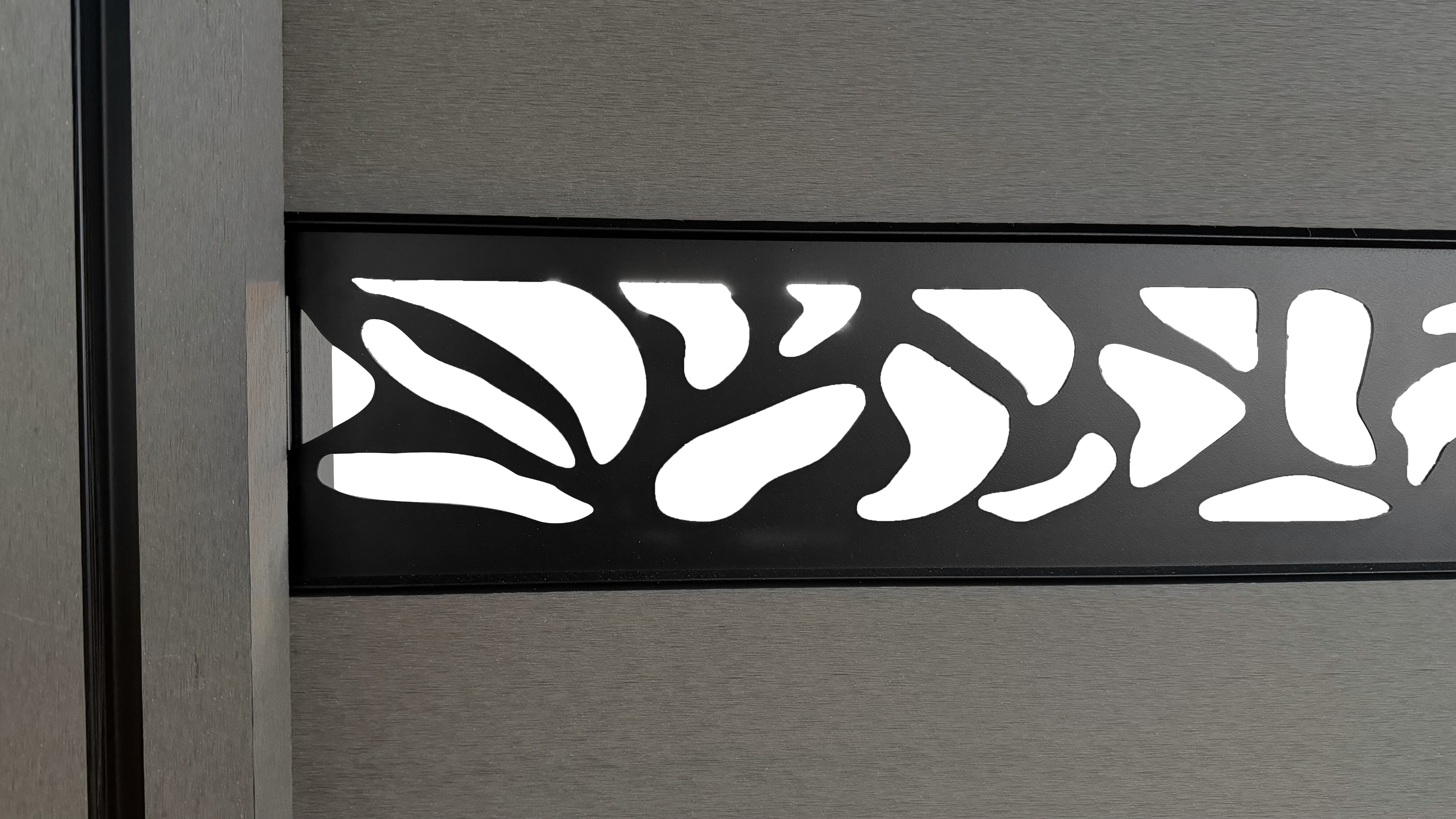 WPC-Sichtschutzzaun Valla &ndash; 5 Elemente mit 6 Pfosten &ndash; 130 cm H&ouml;he mit Dekorelement &ndash; Grau - Bild 1