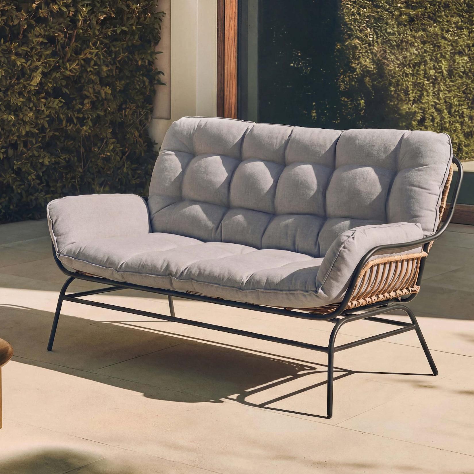 2er-Sofa MCW-P75, Gartensofa Gartenbank Couch 2-Sitzer, Stoff 220g/m² Poly-Rattan Metall ~ dunkelgrau, Polster hellgrau