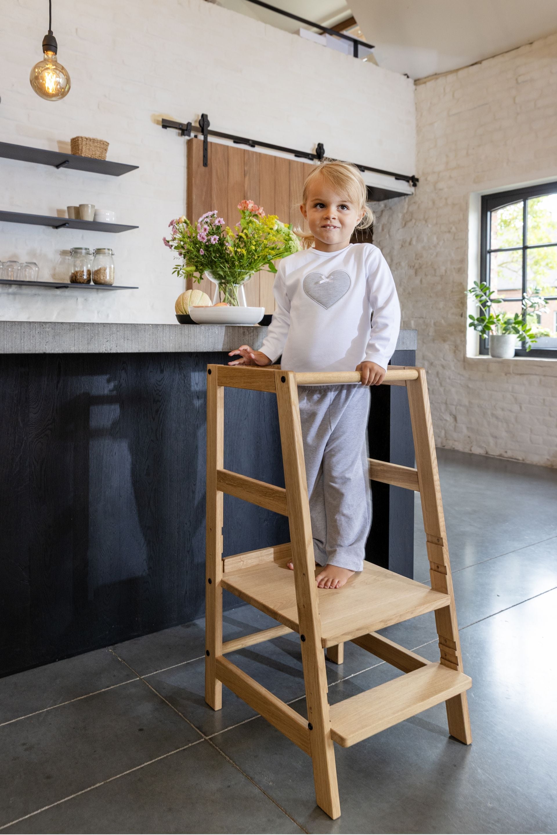 LERNTURM aus massiver Eiche, Trittstufe- und Stehfl&auml;che 3-fach h&ouml;henverstellbar, Oberfl&auml;che natur ge&ouml;lt - Bild 1
