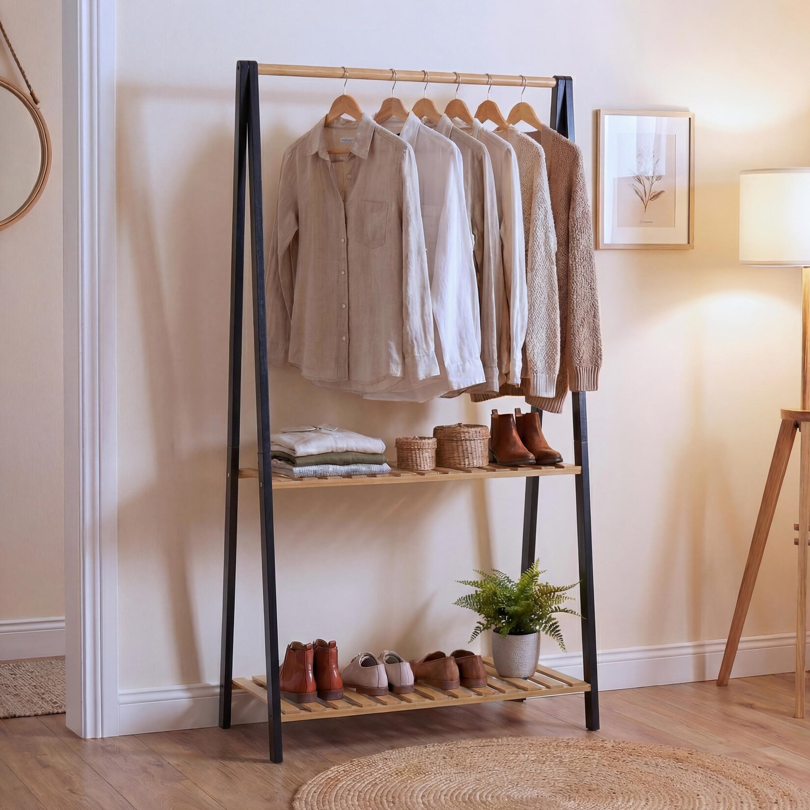 Bambus Standgarderobe MCW-Q32, Garderobenständer Kleiderständer Schuhregal, Stange 2 Ablagen 130x70x44cm ~ natur-schwarz