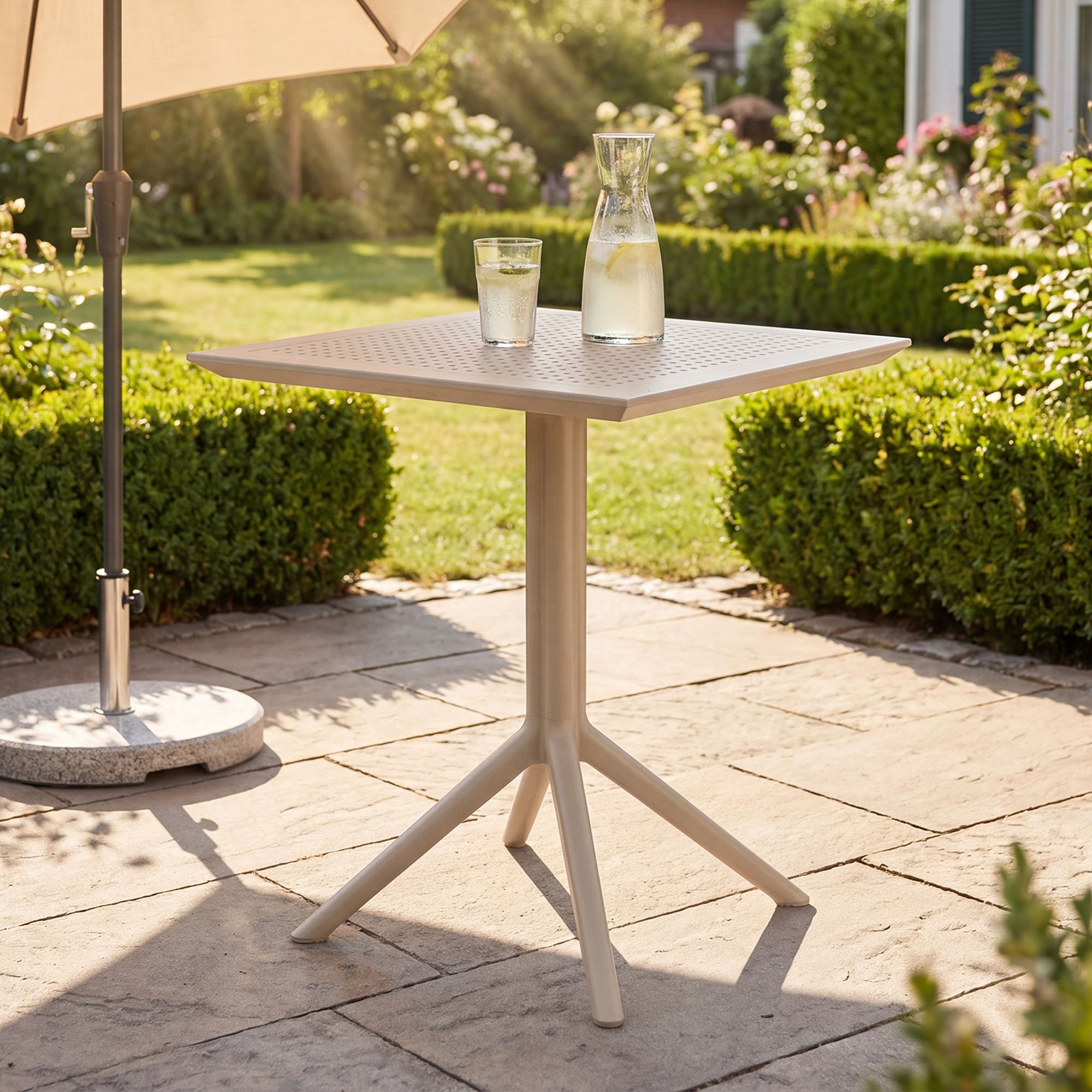 CLP Klapptisch wetterfest Sky, platzsparender Gartentisch rund oder eckig, Balkontisch klappbar aus Kunststoff für Balkon,Terrasse und Garte