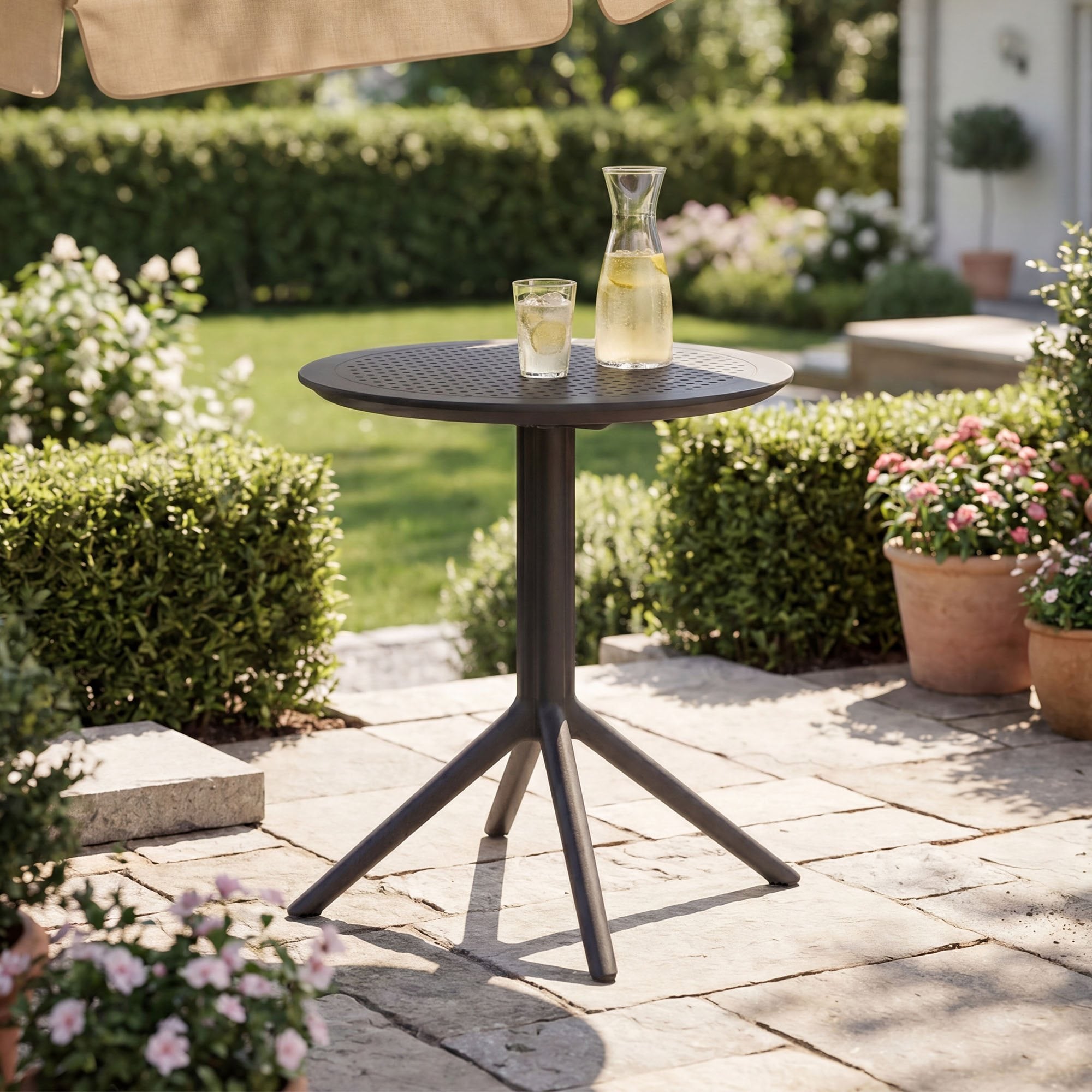 CLP Klapptisch wetterfest Sky, platzsparender Gartentisch rund oder eckig, Balkontisch klappbar aus Kunststoff für Balkon,Terrasse und Garte