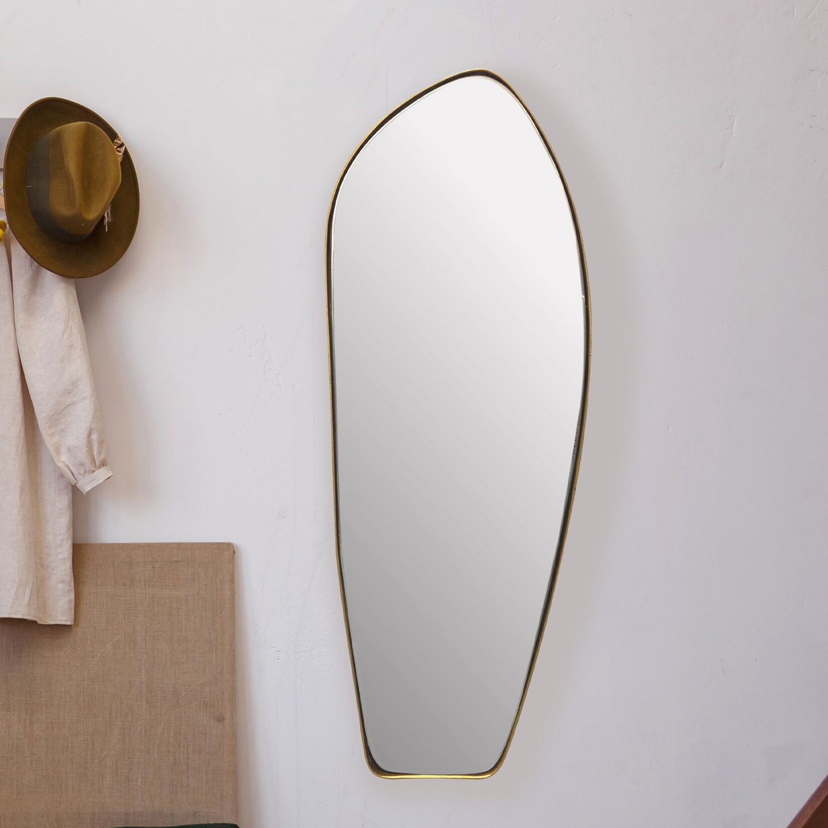 Design Wandspiegel organische Form 90 cm moderner Spiegel asymmetrisch gold | 04251757722813