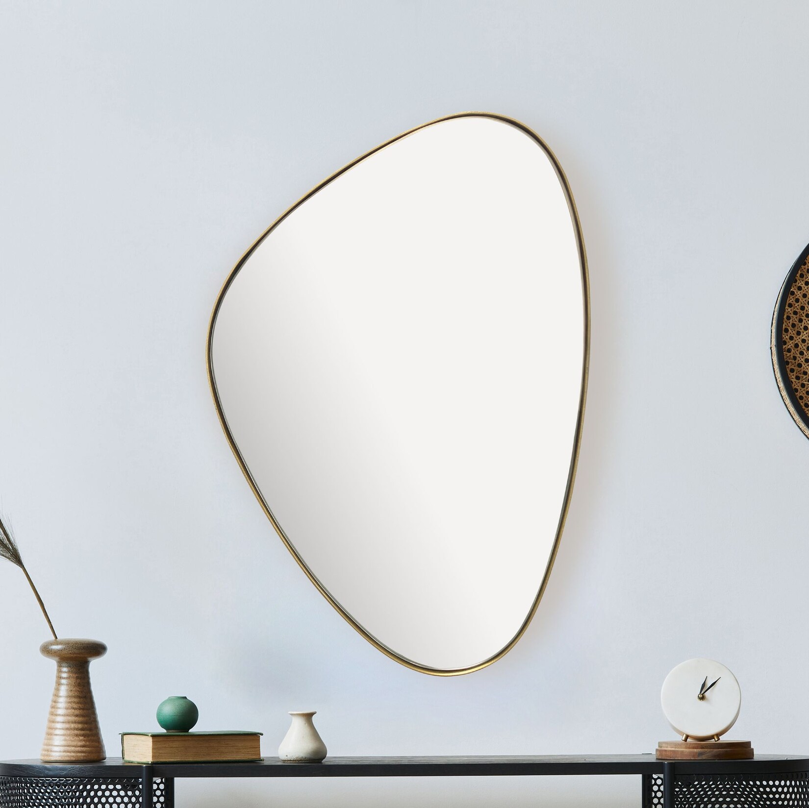 Design Wandspiegel organische Form 70 cm moderner Spiegel asymmetrisch gold | 04251757723131
