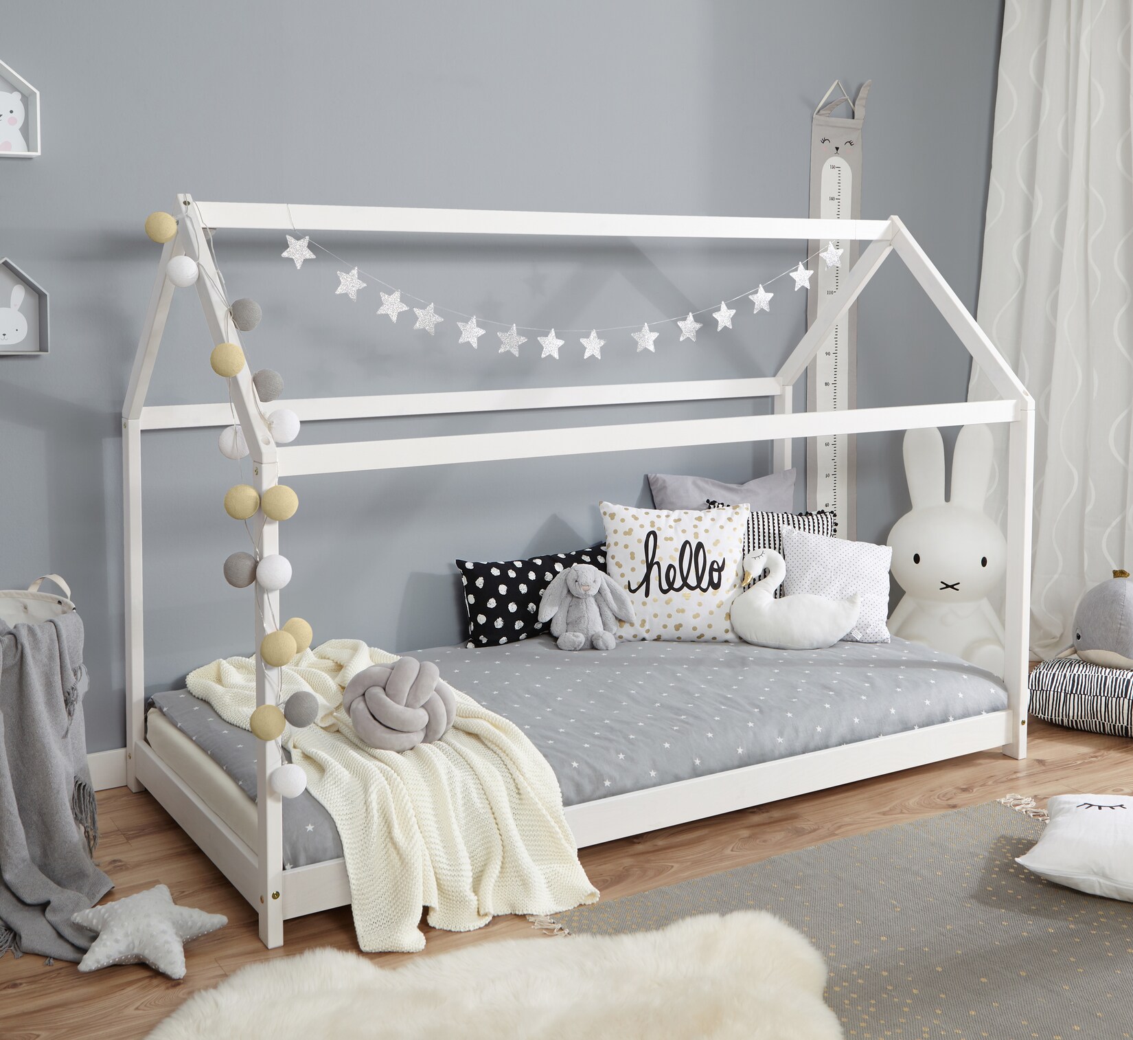 TiCAA Kinderbett „Jano“ Hausbett inkl. Rollrost Massivholz Kiefer weiß | 04251105957294