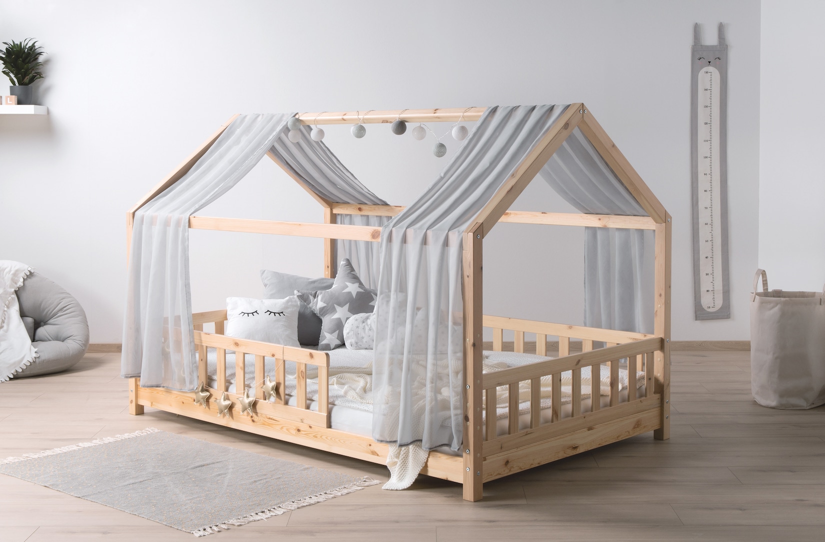 TiCAA TiCAA Kinderbett Hausbett mit Tüll Kim 90x200 cm, 100x200 cm, 120x200 cm, 140x200 für Jungen & Mädchen, inkl. Rolllattenrost, Rausfallschutz variabel, Montessori Bett Natur aus Kiefer Massivholz