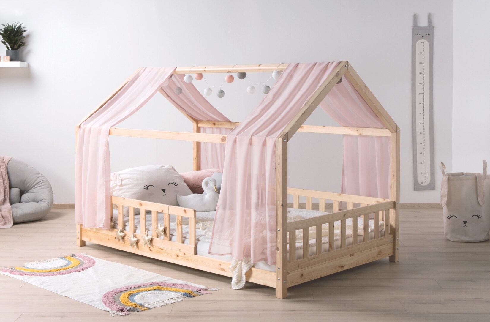 TiCAA TiCAA Kinderbett Hausbett mit Tüll Kim 90x200 cm, 100x200 cm, 120x200 cm, 140x200 für Jungen & Mädchen, inkl. Rolllattenrost, Rausfallschutz variabel, Montessori Bett Natur aus Kiefer Massivholz