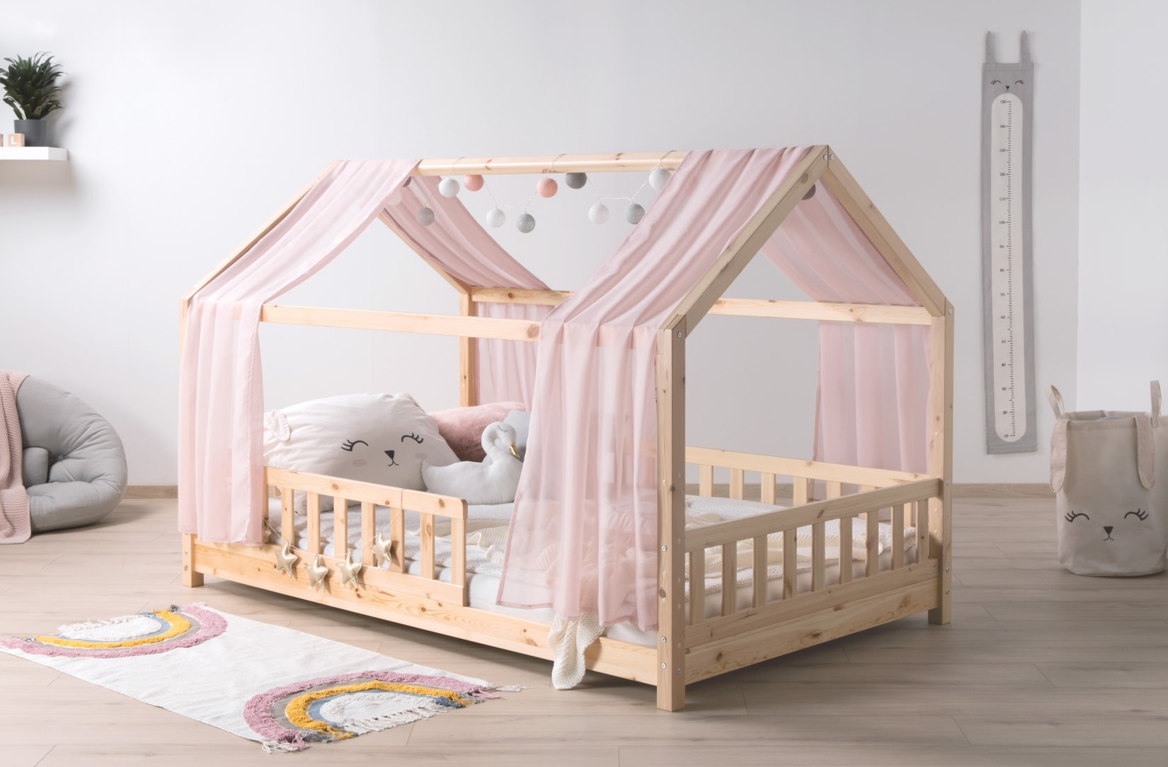 TiCAA TiCAA Kinderbett Hausbett mit Tüll Kim 90x200 cm, 100x200 cm, 120x200 cm, 140x200 für Jungen & Mädchen, inkl. Rolllattenrost, Rausfallschutz variabel, Montessori Bett Natur aus Kiefer Massivholz