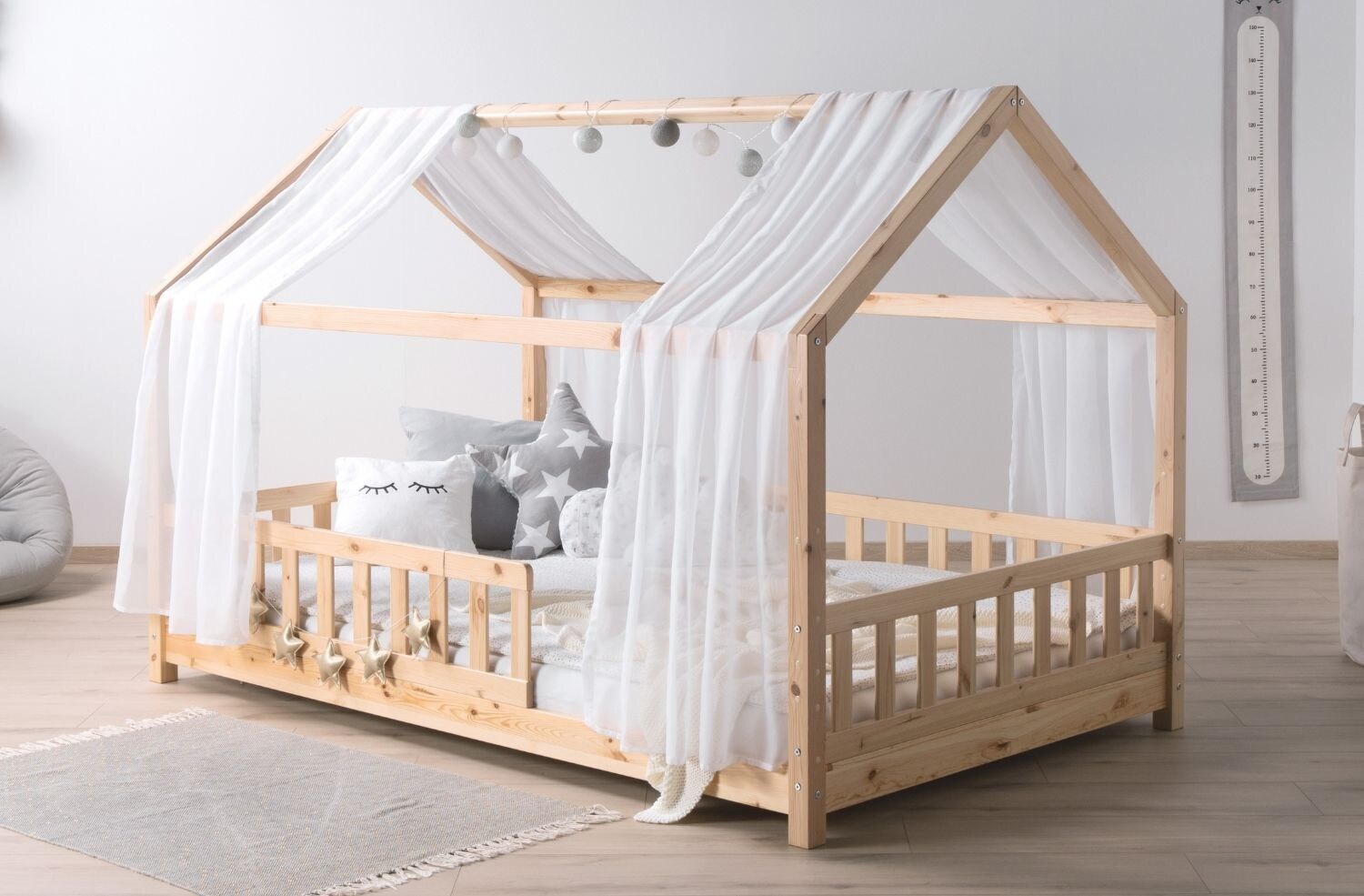 TiCAA TiCAA Kinderbett Hausbett mit Tüll Kim 90x200 cm, 100x200 cm, 120x200 cm, 140x200 für Jungen & Mädchen, inkl. Rolllattenrost, Rausfallschutz variabel, Montessori Bett Natur aus Kiefer Massivholz