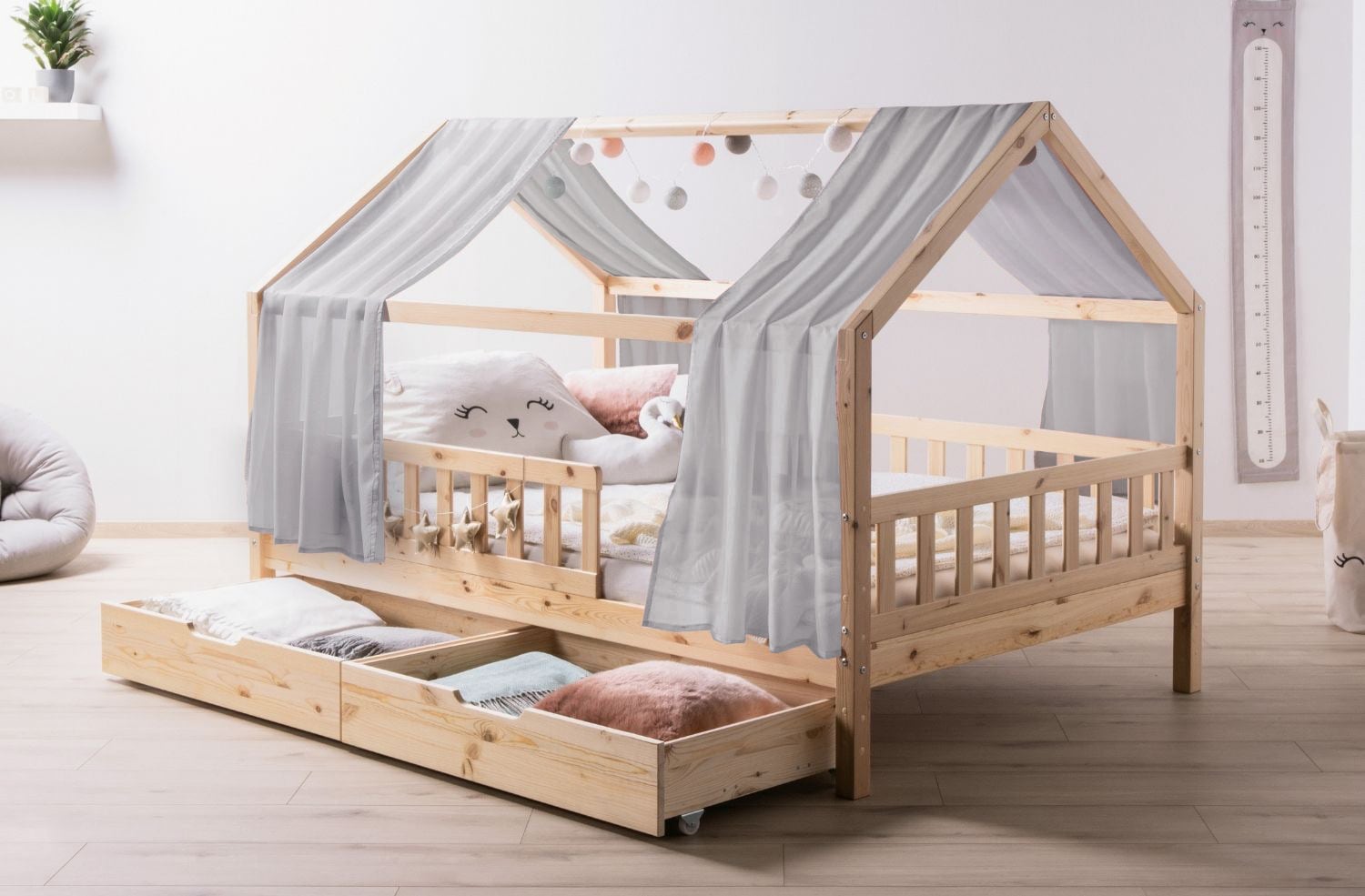 TiCAA TiCAA Kinderbett Hausbett mit T&uuml;ll Kim 90x200 cm, 100x200 cm, 120x200 cm, 140x200 cm  f&uuml;r Jungen & M&auml;dchen, inkl. Rolllattenrost, Schubkasten und Rausfallschutz variabel, Montessori  Bett Natur aus Kiefer Massivholz - Bild 1