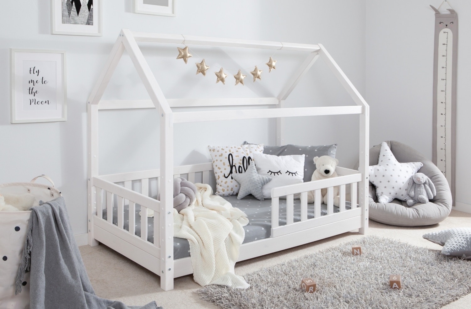 TiCAA TiCAA Kinderbett Hausbett Kay 90x200 cm, 100x200 cm, 120x200 cm, 140x200 f&uuml;r Jungen & M&auml;dchen, inkl. Rolllattenrost, Rausfallschutz variabel, Montessori  Bett wei&szlig; aus Kiefer Massivholz - Bild 1