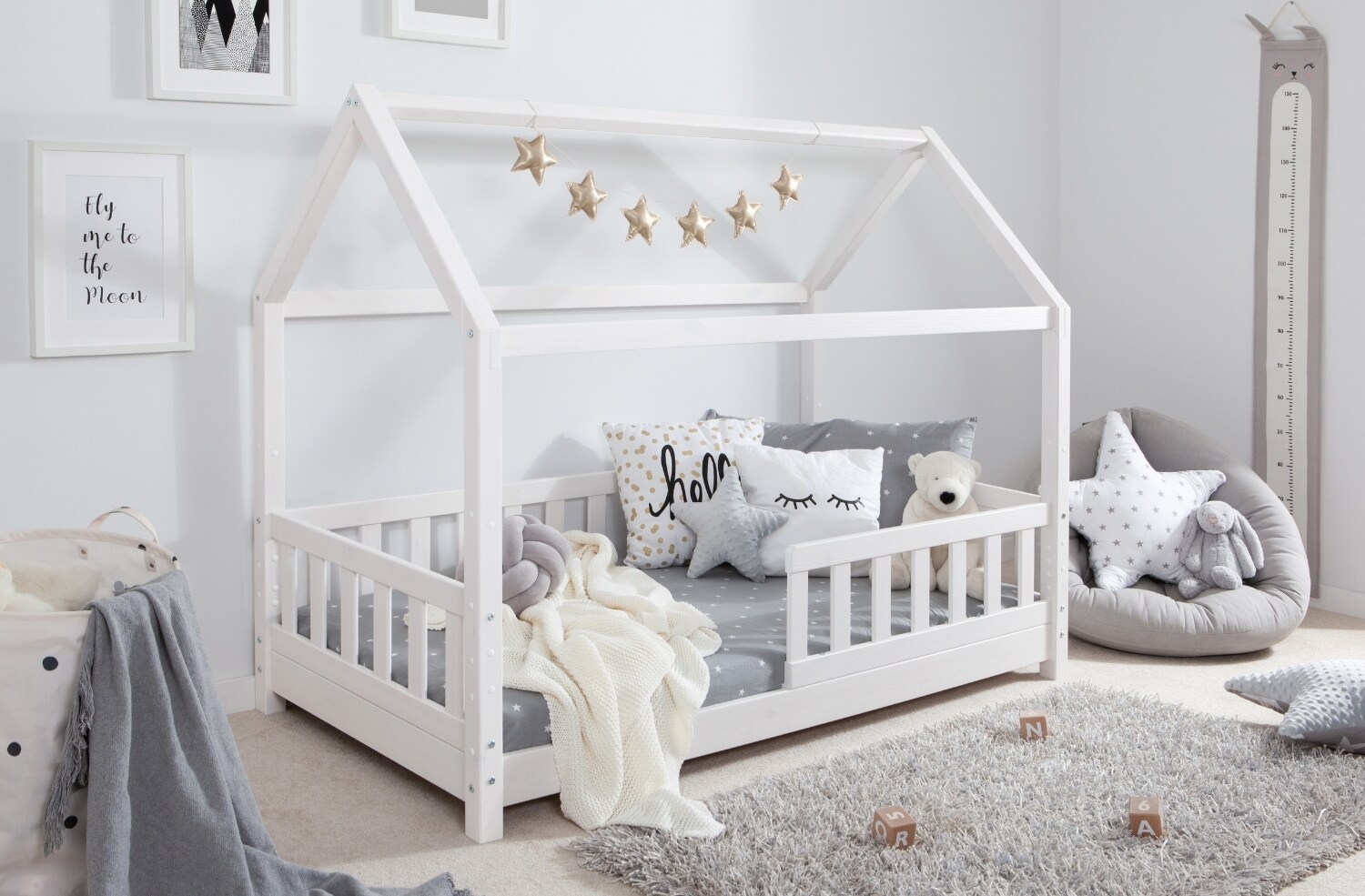 TiCAA TiCAA Kinderbett Hausbett Kay 90×200 cm, 100×200 cm, 120×200 cm, 140×200 für Jungen & Mädchen, inkl. Rolllattenrost, Rausfallschutz variabel, Montessori  Bett weiß aus Kiefer Massivholz | 04251105968795