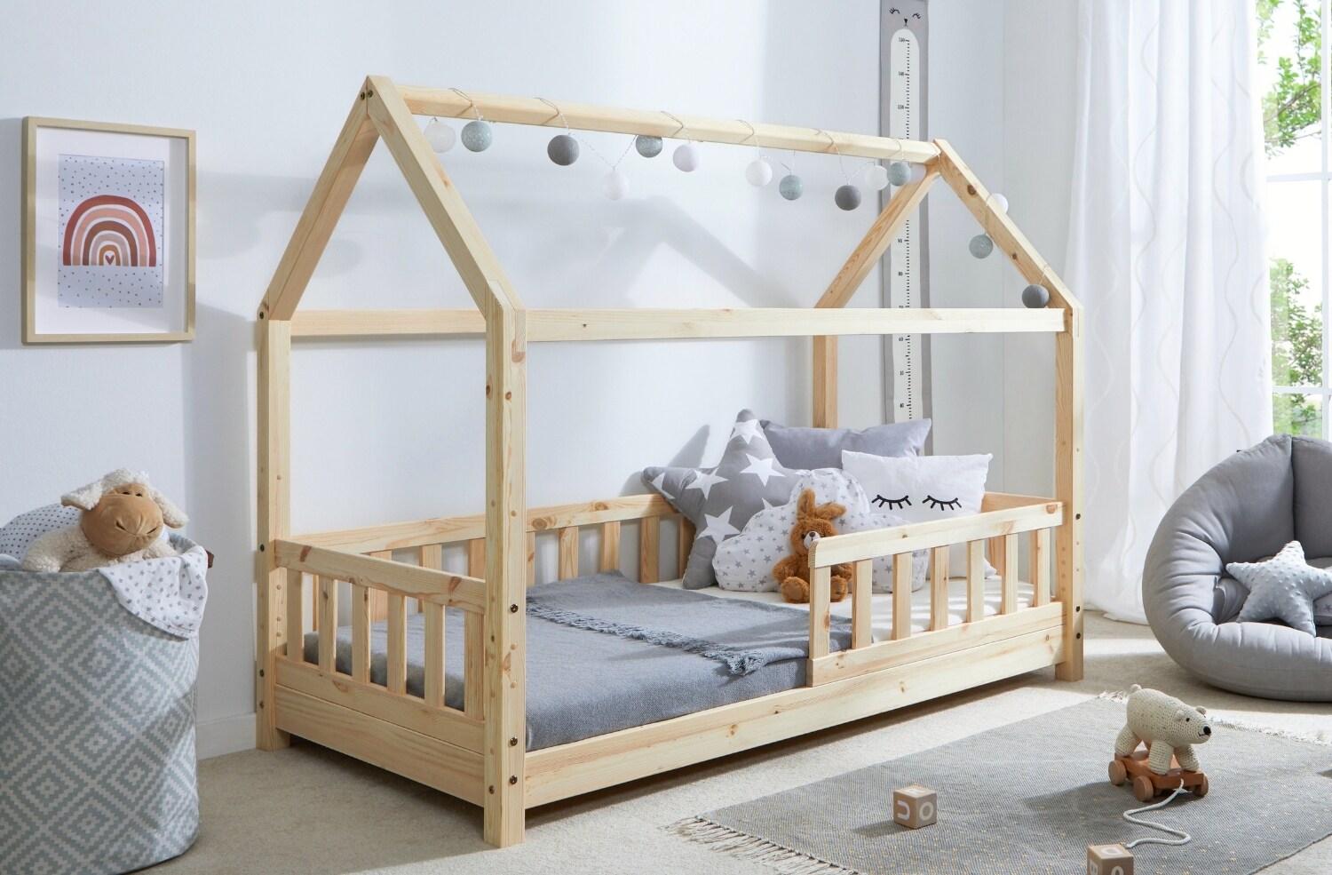 TiCAA TiCAA Kinderbett Hausbett Kay 90×200 cm, 100×200 cm, 120×200 cm, 140×200 für Jungen & Mädchen, inkl. Rolllattenrost, Rausfallschutz variabel, Montessori  Bett weiß aus Kiefer Massivholz | 04251105968849