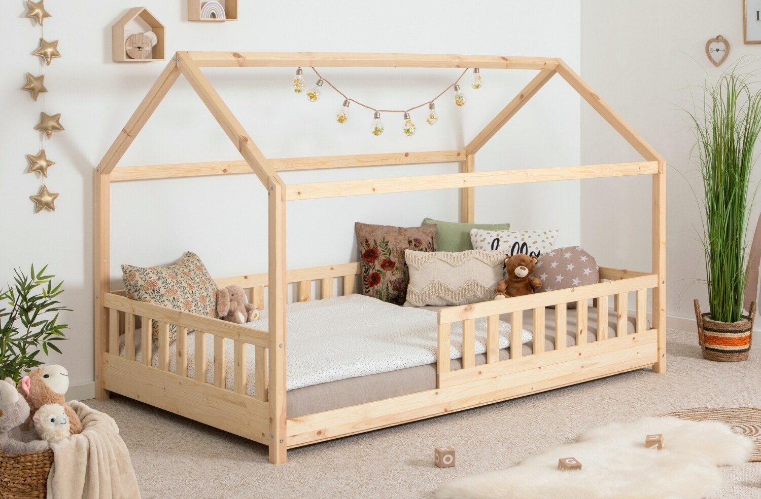 TiCAA TiCAA Kinderbett Hausbett Kay 90x200 cm, 100x200 cm, 120x200 cm, 140x200 f&uuml;r Jungen & M&auml;dchen, inkl. Rolllattenrost, Rausfallschutz variabel, Montessori  Bett wei&szlig; aus Kiefer Massivholz - Bild 1