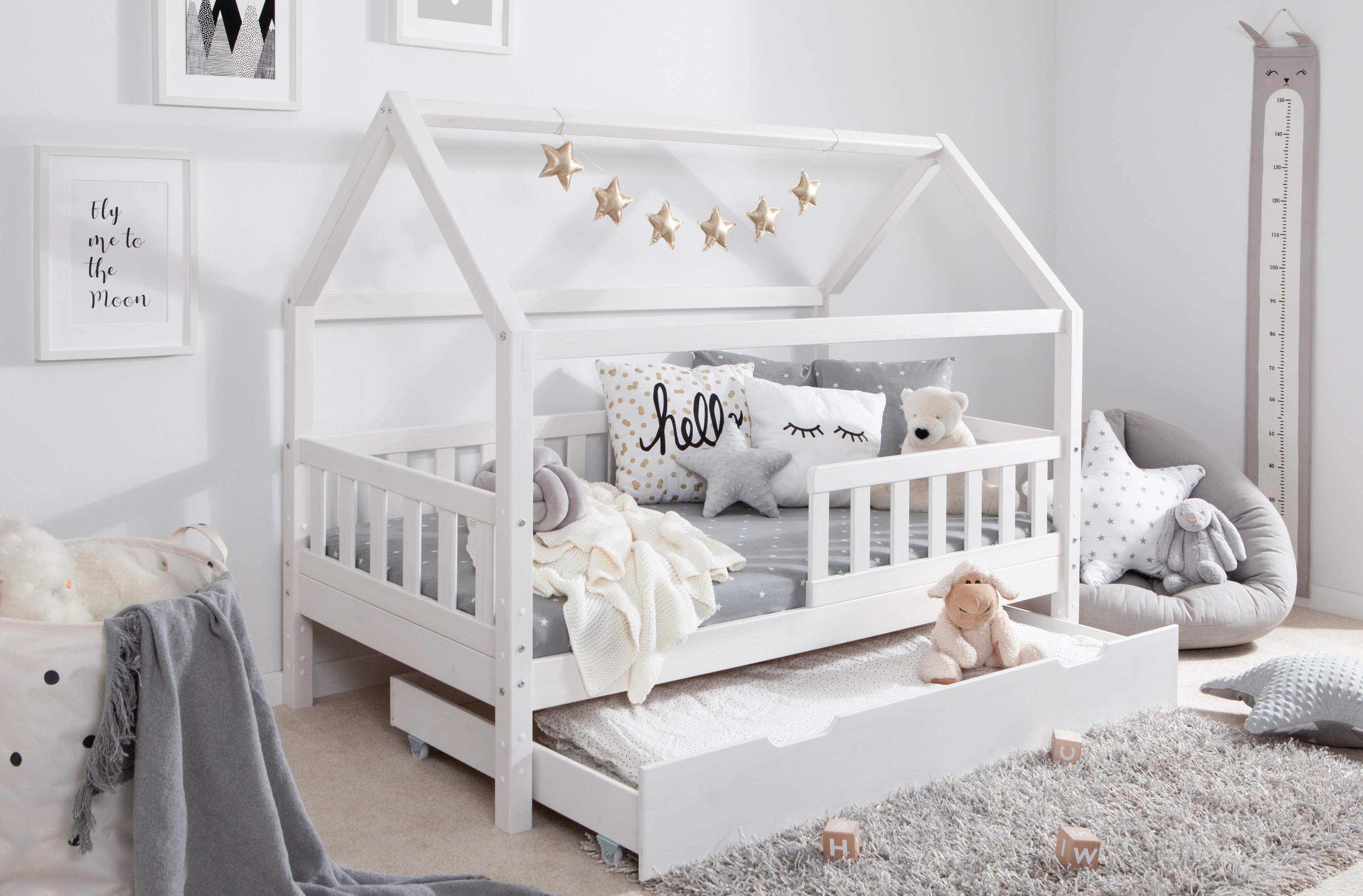 TiCAA Kinderbett Hausbett Montessori Kay 90x200, 100x200 cm, 120x200 cm, 140x200 f&uuml;r Jungen & M&auml;dchen mit  Schubladen, Rausfallschutz & Rolllattenrost - aus Kiefer Massivholz f&uuml;r Kinderzimmer - Bild 1