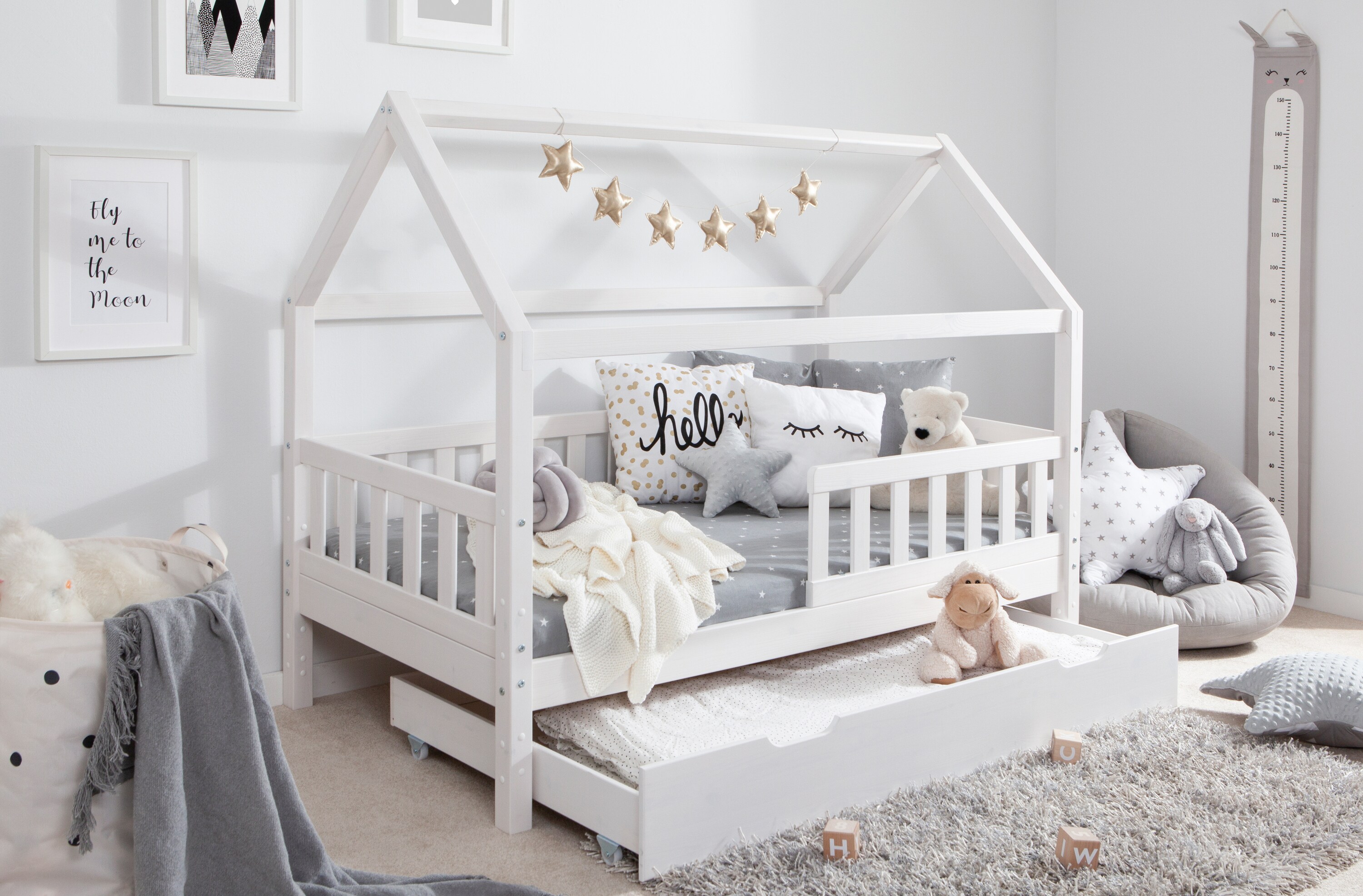 TiCAA Kinderbett Hausbett Montessori Kay 90x200, 100x200 cm, 120x200 cm, 140x200 f&uuml;r Jungen & M&auml;dchen mit  Schubladen, Rausfallschutz & Rolllattenrost - aus Kiefer Massivholz f&uuml;r Kinderzimmer - Bild 1