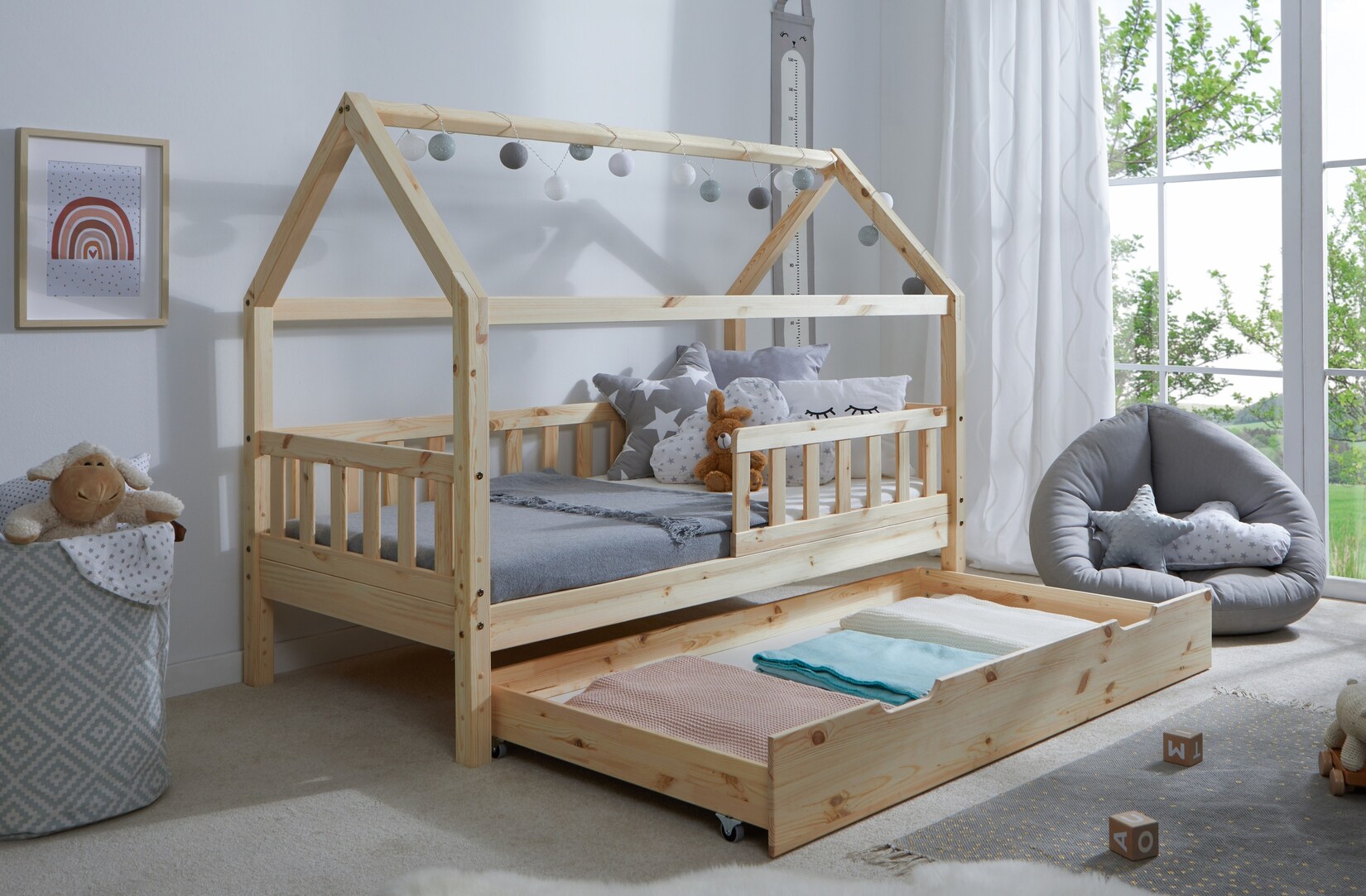 TiCAA Kinderbett Hausbett Montessori Kay 90x200, 100x200 cm, 120x200 cm, 140x200 für Jungen & Mädchen mit Schubladen, Rausfallschutz & Rolllattenrost - aus Kiefer Massivholz für Kinderzimmer