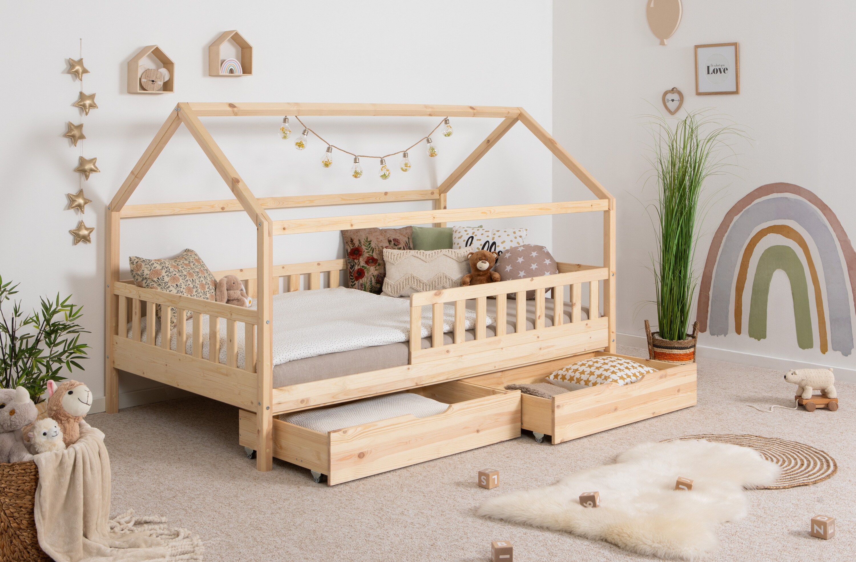 TiCAA Kinderbett Hausbett Montessori Kay 90x200, 100x200 cm, 120x200 cm, 140x200 f&uuml;r Jungen & M&auml;dchen mit  Schubladen, Rausfallschutz & Rolllattenrost - aus Kiefer Massivholz f&uuml;r Kinderzimmer - Bild 1