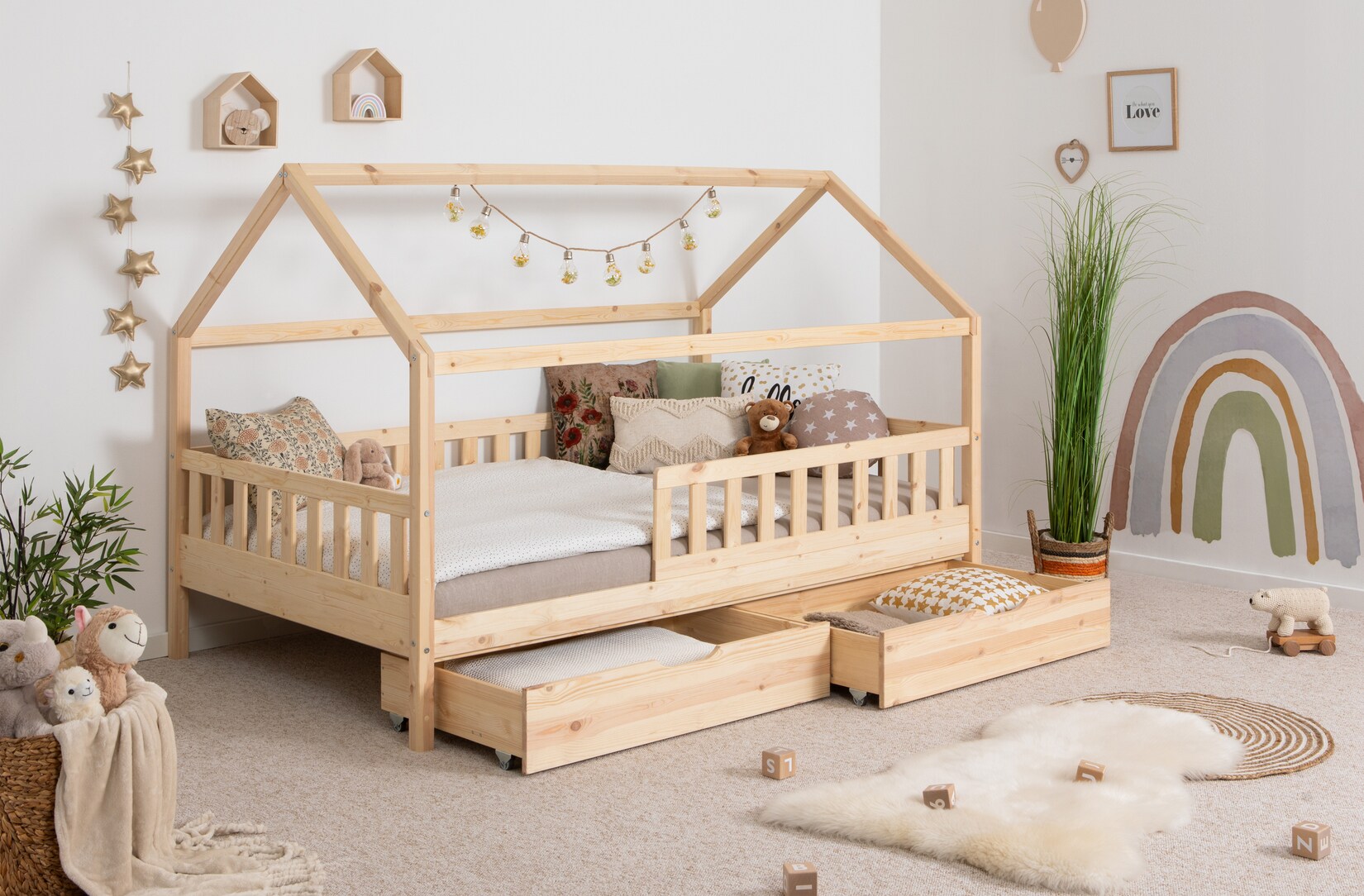 TiCAA Kinderbett Hausbett Montessori Kay 90x200, 100x200 cm, 120x200 cm, 140x200 für Jungen & Mädchen mit Schubladen, Rausfallschutz & Rolllattenrost - aus Kiefer Massivholz für Kinderzimmer