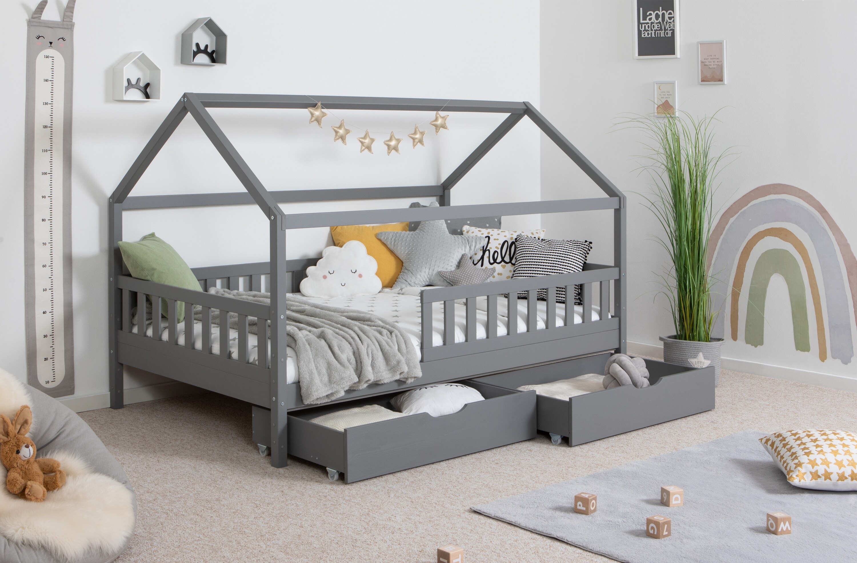 TiCAA Kinderbett Hausbett Montessori Kay 90x200, 100x200 cm, 120x200 cm, 140x200 f&uuml;r Jungen & M&auml;dchen mit  Schubladen, Rausfallschutz & Rolllattenrost - aus Kiefer Massivholz f&uuml;r Kinderzimmer - Bild 1