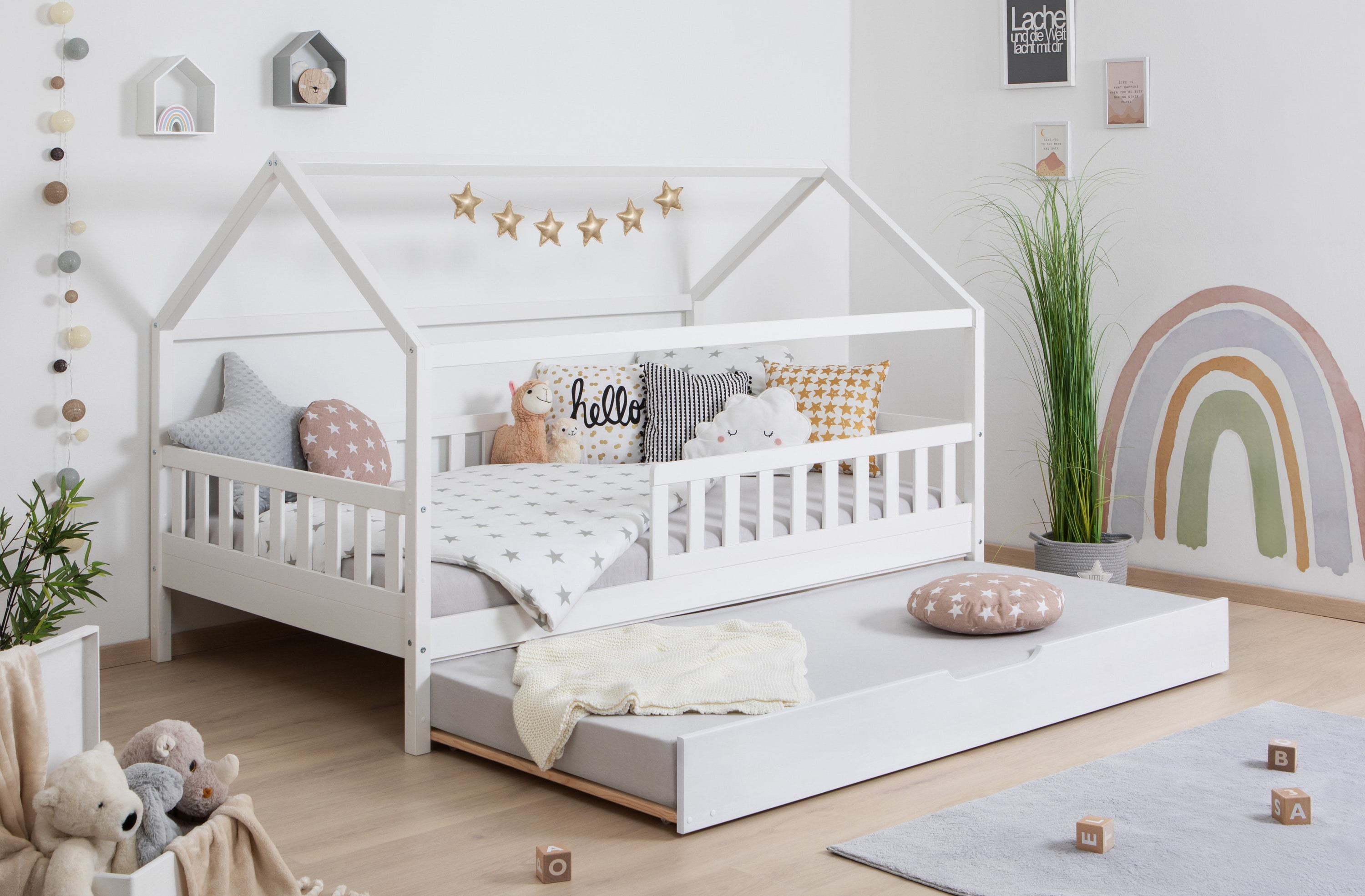 TiCAA TiCAA Kinderbett Hausbett Kay 90x200 cm, 100x200 cm, 120x200 cm, 140x200 f&uuml;r Jungen & M&auml;dchen, inkl. Rolllattenrost, Matratze, Zusatzbett und Rausfallschutz variabel, Montessori  Bett wei&szlig; aus Kiefer Massivholz - Bild 1
