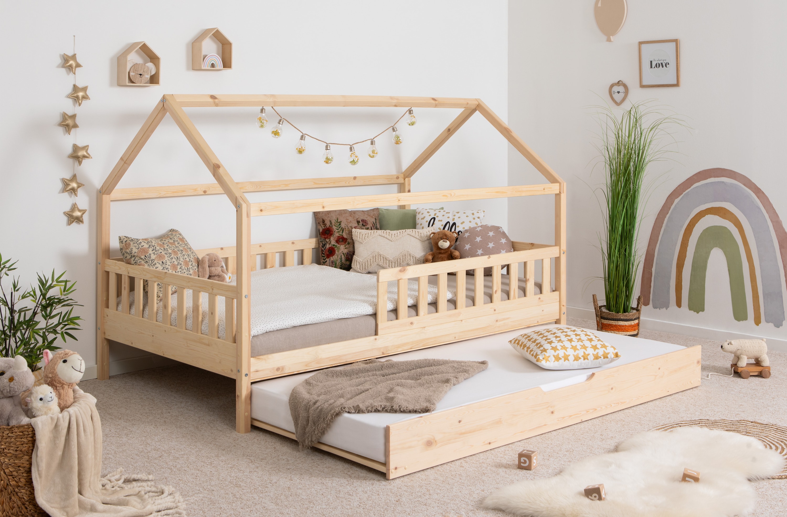 TiCAA TiCAA Kinderbett Hausbett Kay 90x200 cm, 100x200 cm, 120x200 cm, 140x200 f&uuml;r Jungen & M&auml;dchen, inkl. Rolllattenrost, Matratze, Zusatzbett und Rausfallschutz variabel, Montessori  Bett wei&szlig; aus Kiefer Massivholz - Bild 1
