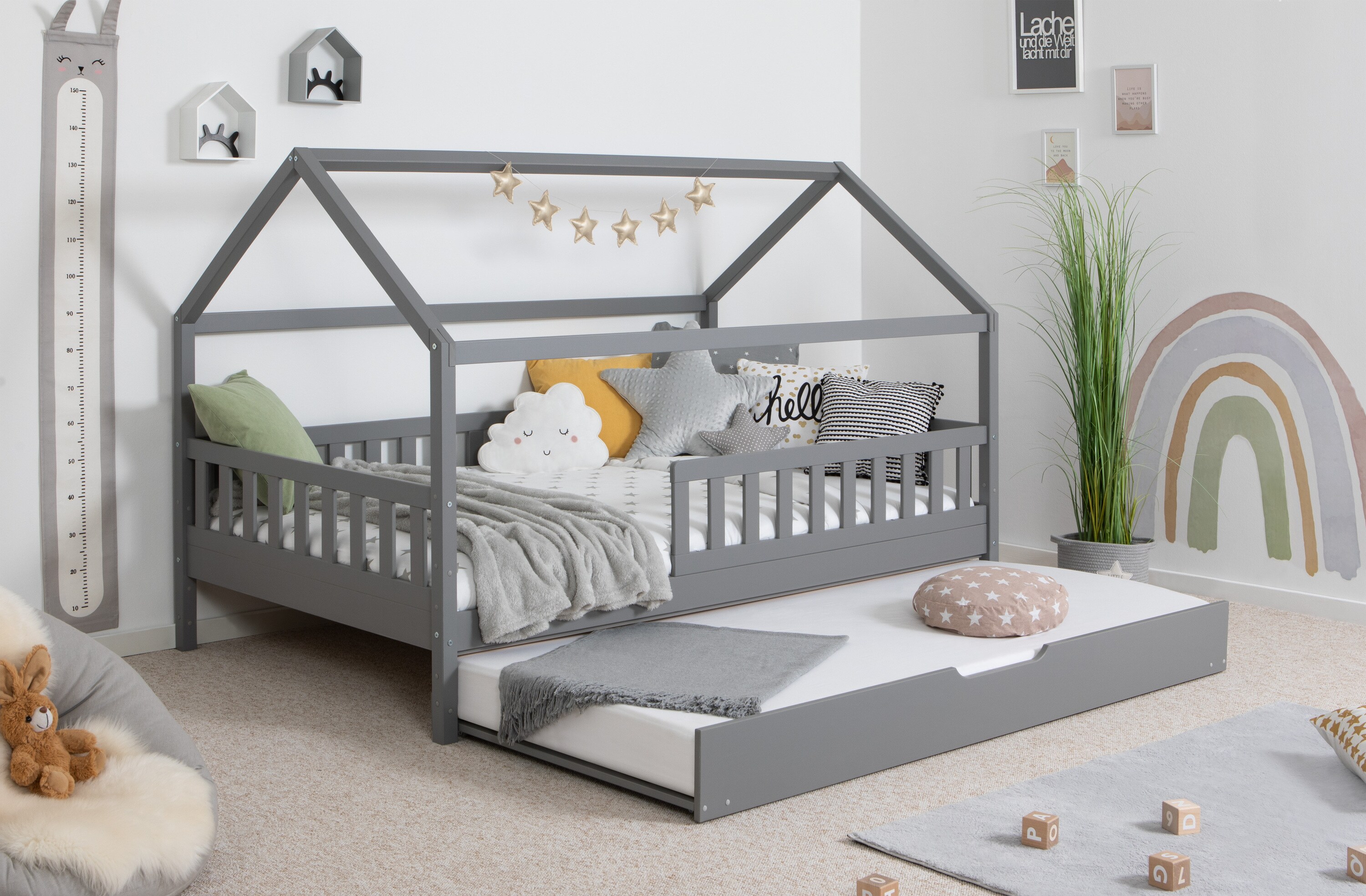 TiCAA TiCAA Kinderbett Hausbett Kay 90x200 cm, 100x200 cm, 120x200 cm, 140x200 f&uuml;r Jungen & M&auml;dchen, inkl. Rolllattenrost, Matratze, Zusatzbett und Rausfallschutz variabel, Montessori  Bett wei&szlig; aus Kiefer Massivholz - Bild 1