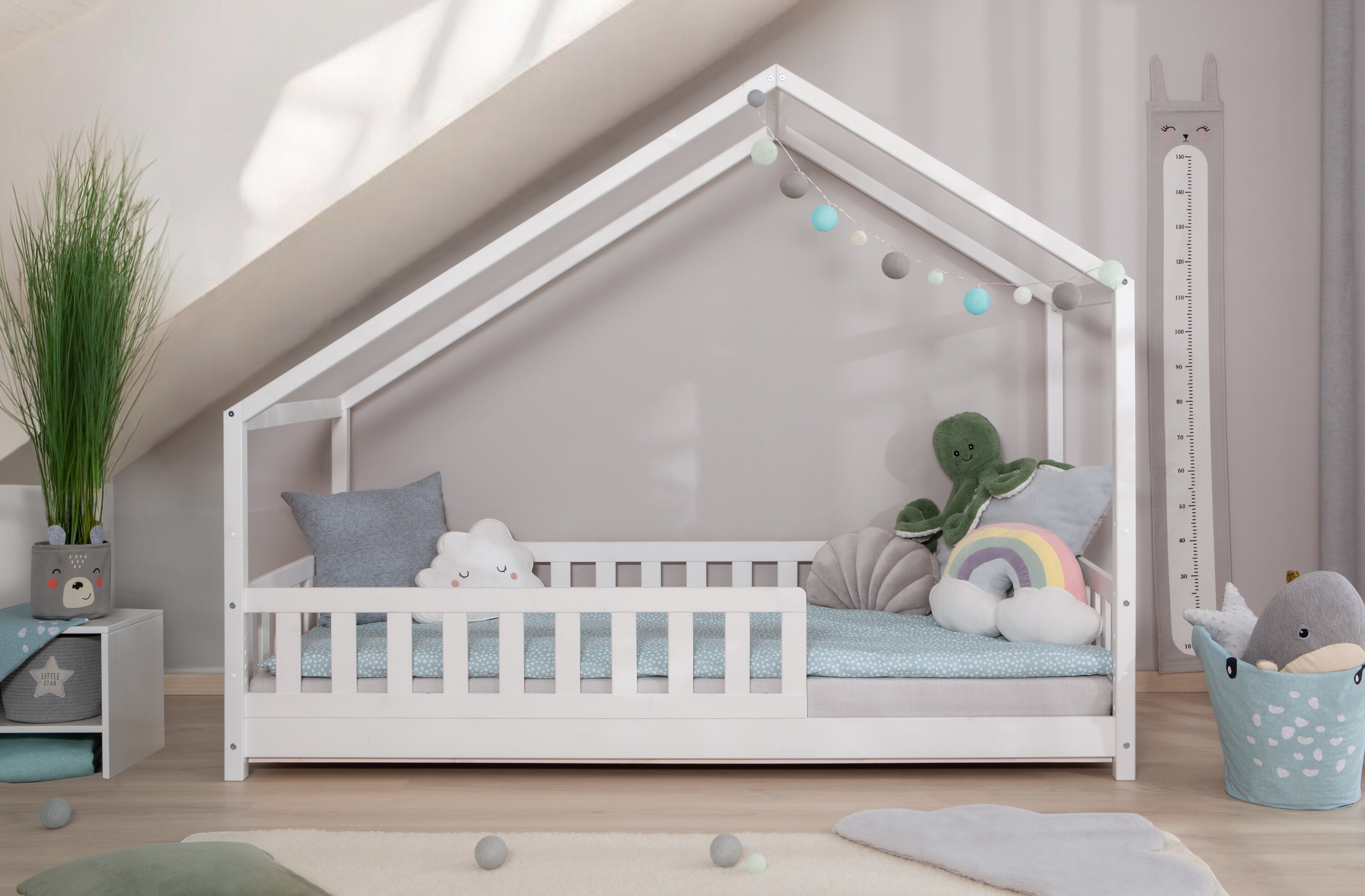 TiCAA TiCAA Hausbett Bodenbett wandelbar mit asymmetrischem Dach "Lou" 90/100/120/140x200 cm f&uuml;r Jungen & M&auml;dchen, inkl. Rolllattenrost & Rausfallschutz, Montessori Bett aus Kiefer Massivholz - Bild 1