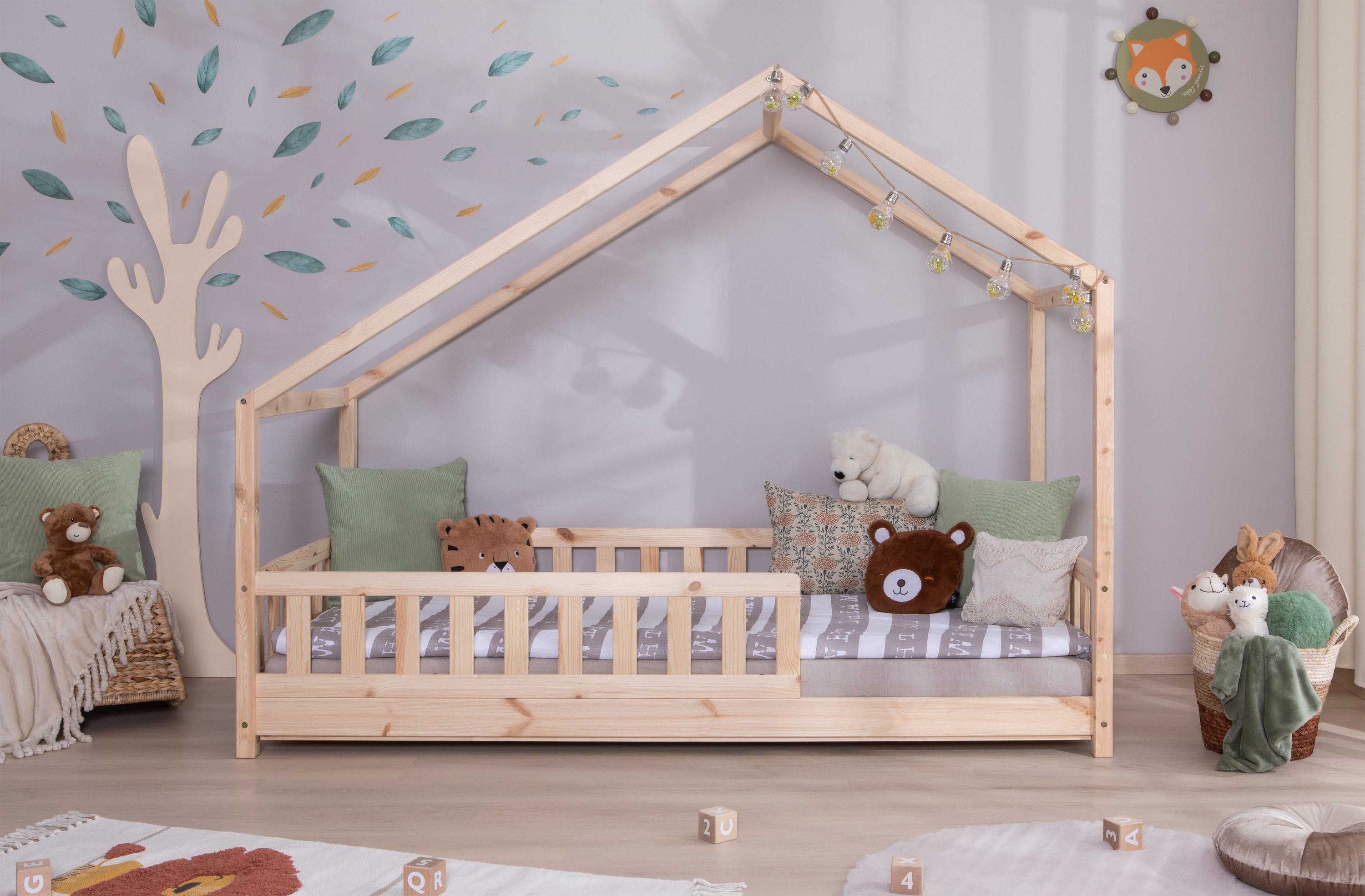 TiCAA TiCAA Hausbett Bodenbett wandelbar mit asymmetrischem Dach "Lou" 90/100/120/140x200 cm f&uuml;r Jungen & M&auml;dchen, inkl. Rolllattenrost & Rausfallschutz, Montessori Bett aus Kiefer Massivholz - Bild 1