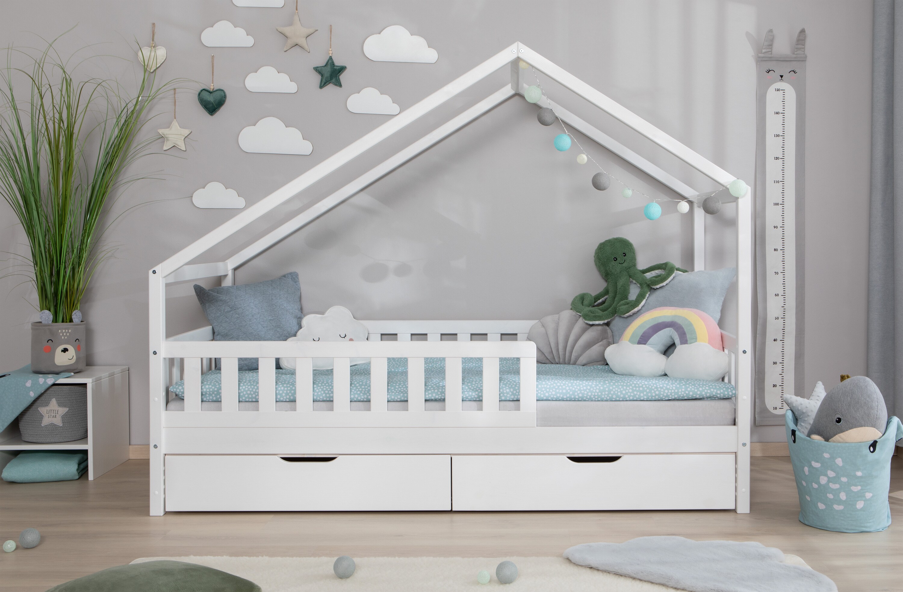 TiCAA TiCAA Hausbett Bodenbett wandelbar mit asymmetrischem Dach "Lou" 90/100/120/140x200 cm f&uuml;r Jungen & M&auml;dchen, inkl. Rolllattenrost, Schubladen & Rausfallschutz, Montessori Bett aus Kiefer Massivholz - Bild 1