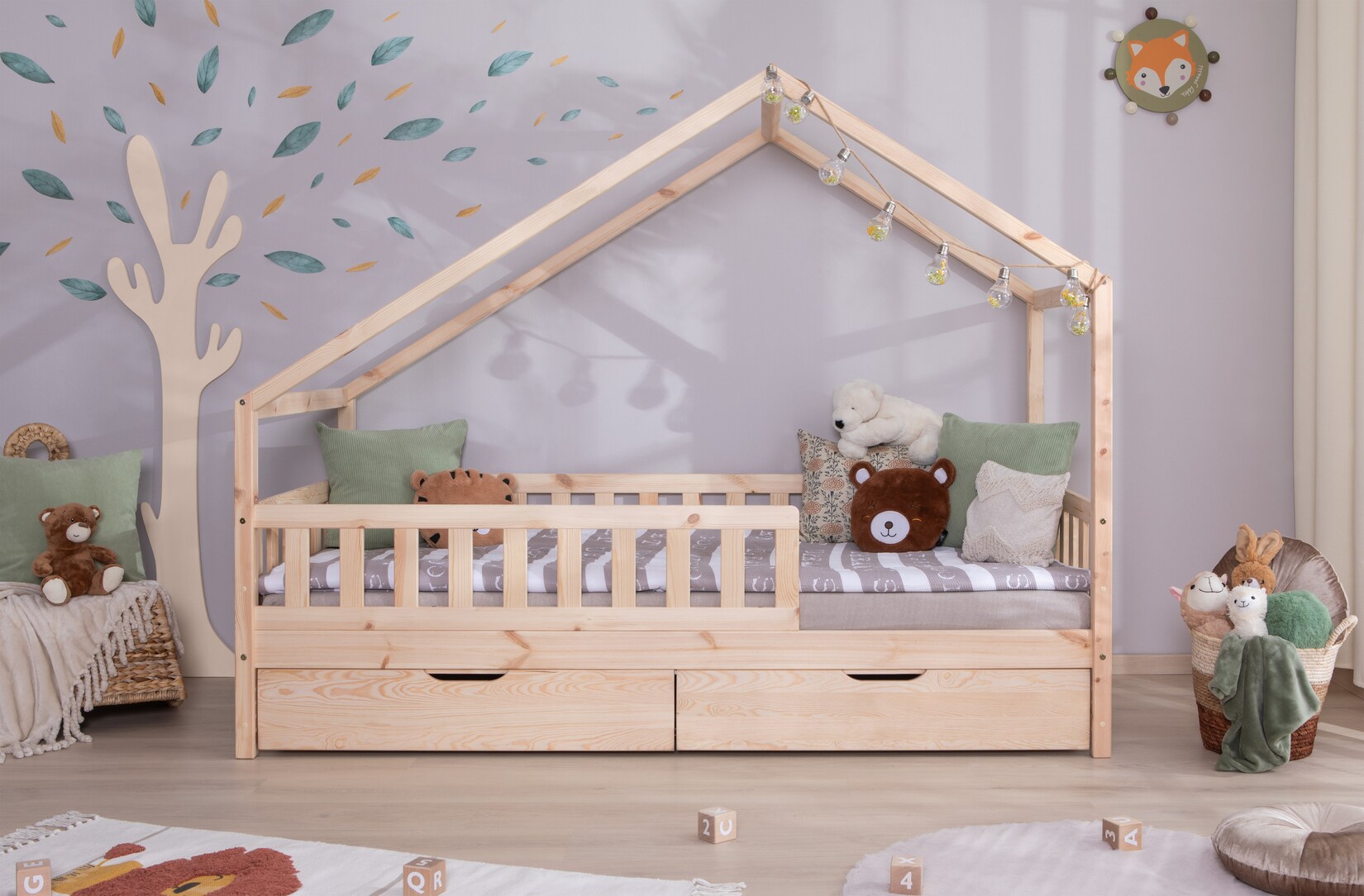 TiCAA TiCAA Hausbett Bodenbett wandelbar mit asymmetrischem Dach „Lou“ 90/100/120/140×200 cm für Jungen & Mädchen, inkl. Rolllattenrost, Schubladen & Rausfallschutz, Montessori Bett aus Kiefer Massivholz | 04251105973423